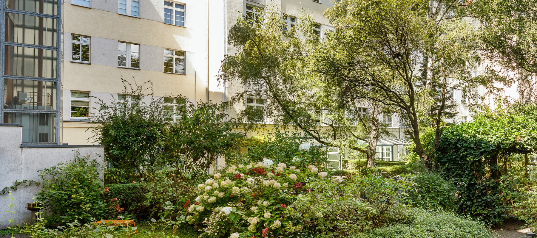 Begrünter Innenhof mit Spielplatz Begrünter Innenhof mit Spielplatz