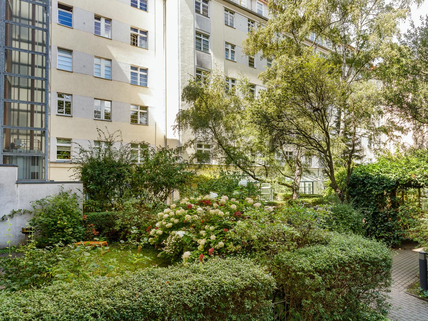 Begrünter Innenhof mit Spielplatz Begrünter Innenhof mit Spielplatz