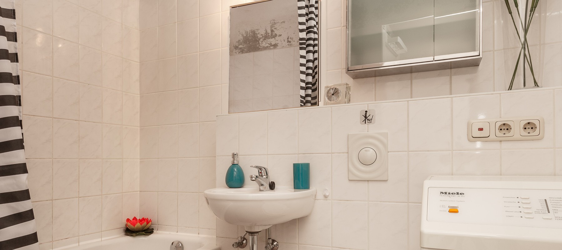 Innenliegendes Wannenbad mit Duschfunktion Innenliegendes Wannenbad mit Duschfunktion