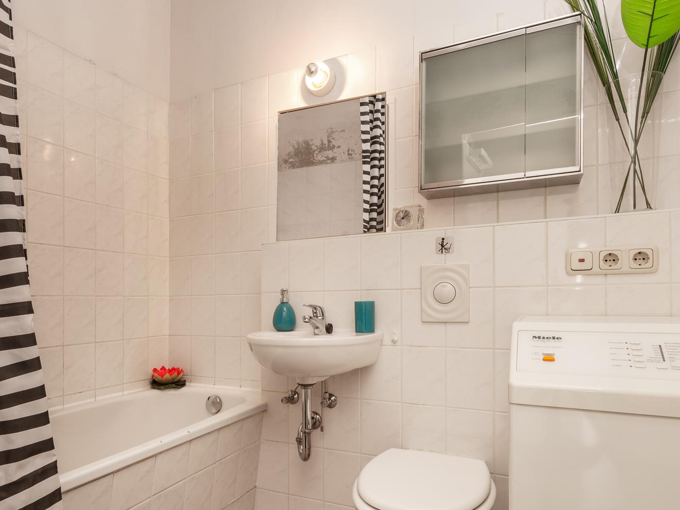 Innenliegendes Wannenbad mit Duschfunktion Innenliegendes Wannenbad mit Duschfunktion