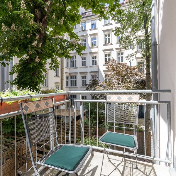 Balkon Stühle Geländer Bäume Innenhof
