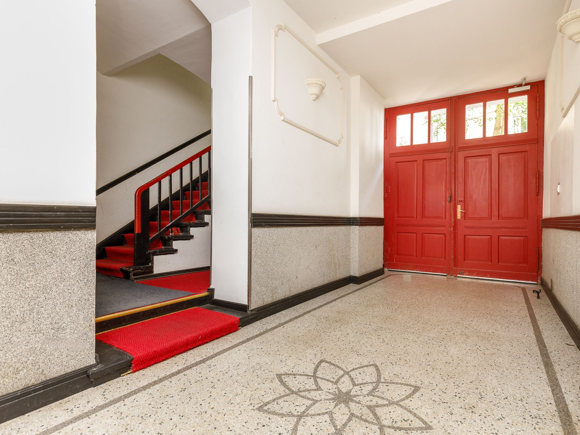 Repräsentativer Eingangsbereich mit Mosaikboden  