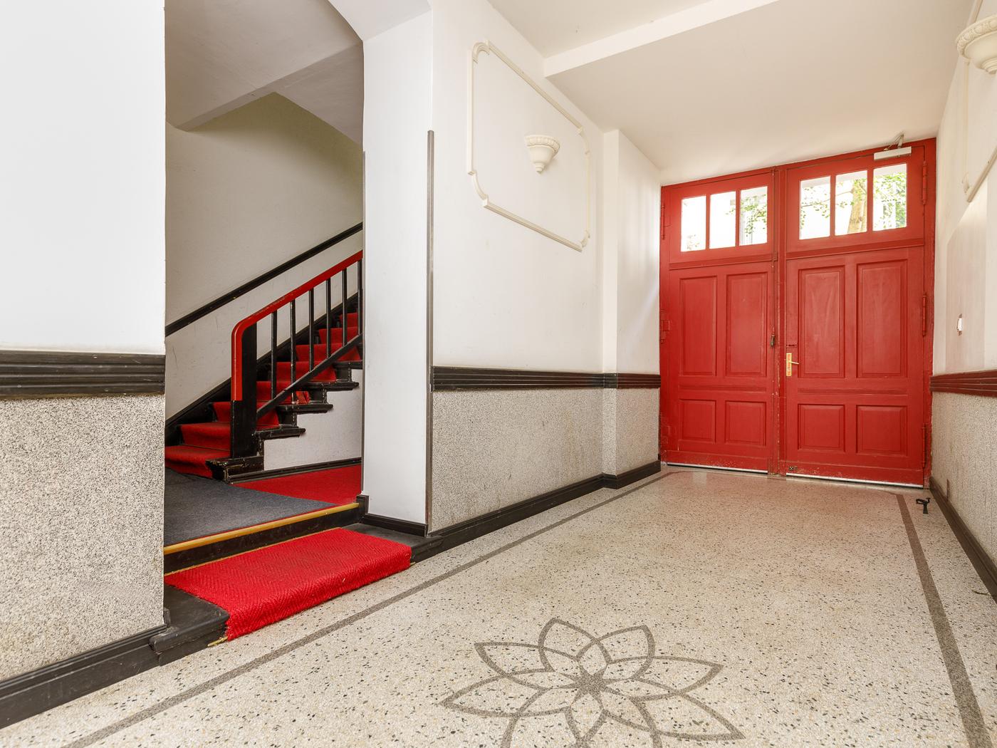 Repräsentativer Eingangsbereich mit Mosaikboden   Repräsentativer Eingangsbereich mit Mosaikboden