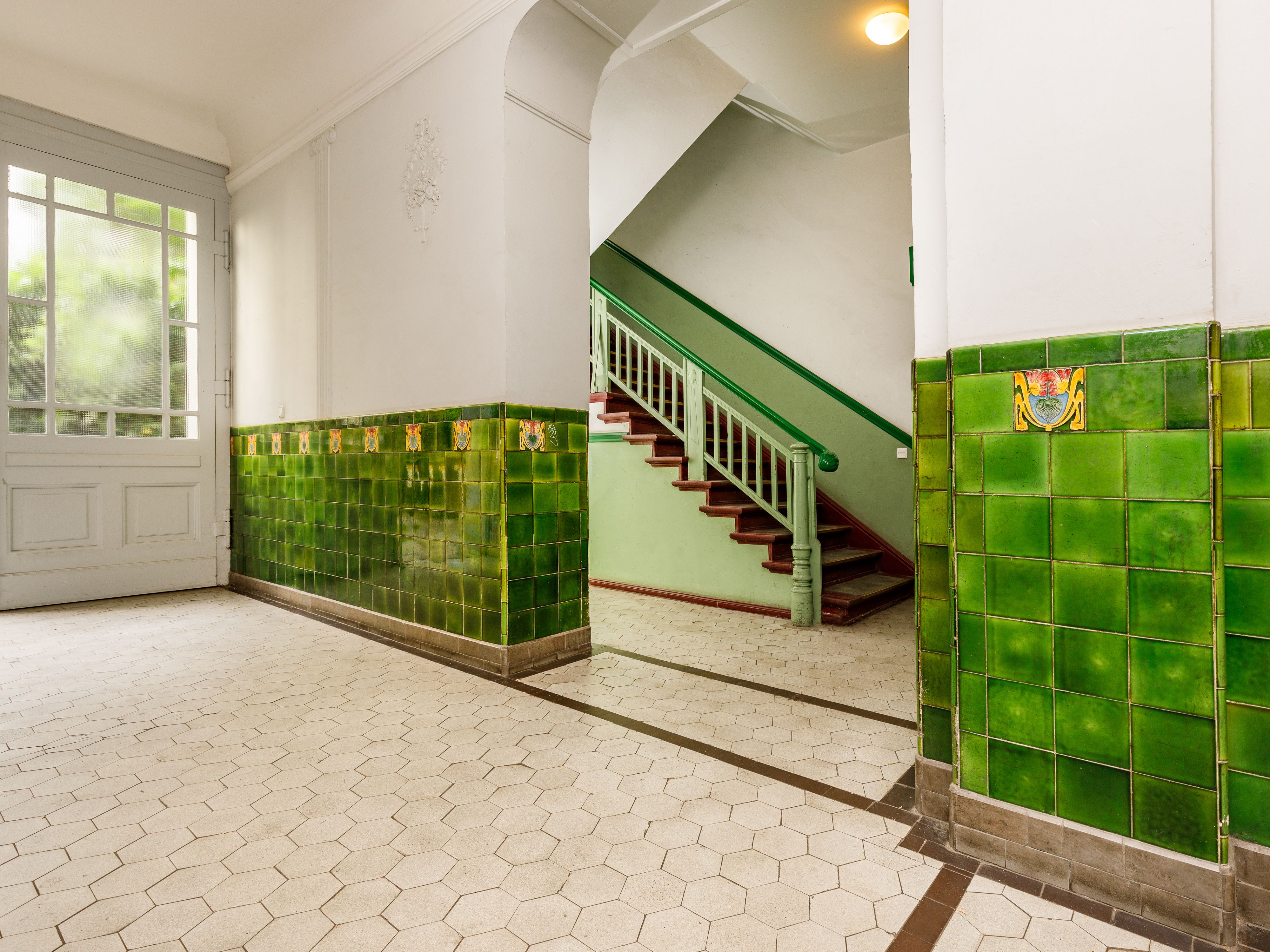 Gepflegtes Entrée mit schönem Fliesenspiegel 