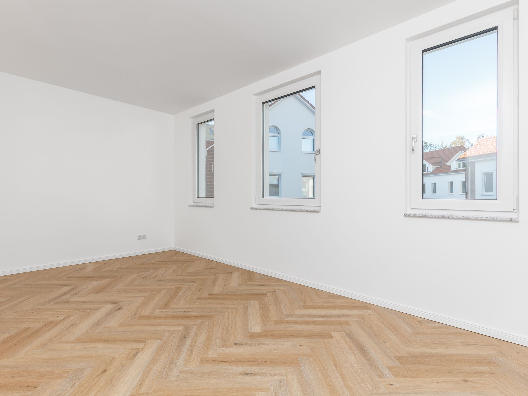Großes Schlafzimmer mit moderner Ausstattung
