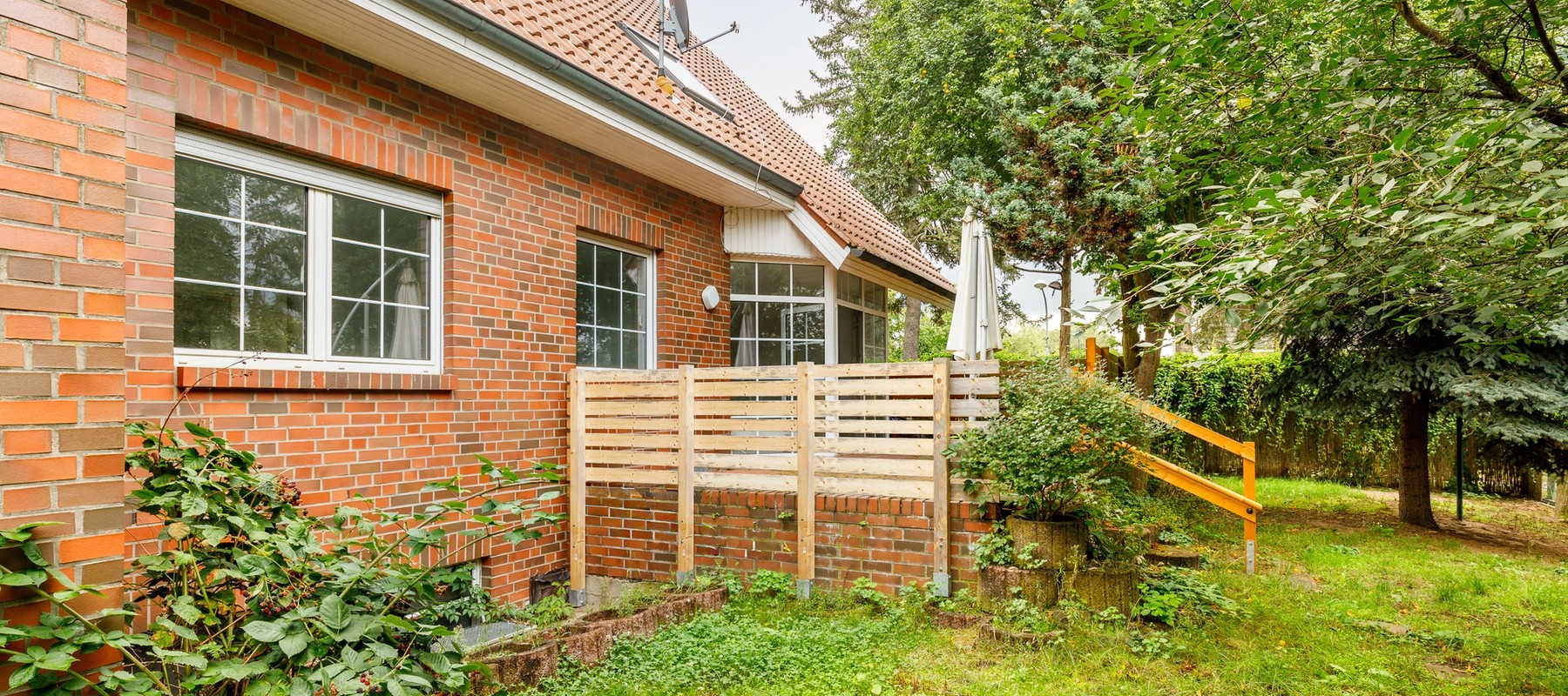 Großer Garten mit Zugang zur die Gartenterrasse Großer Garten mit Zugang zur die Gartenterrasse