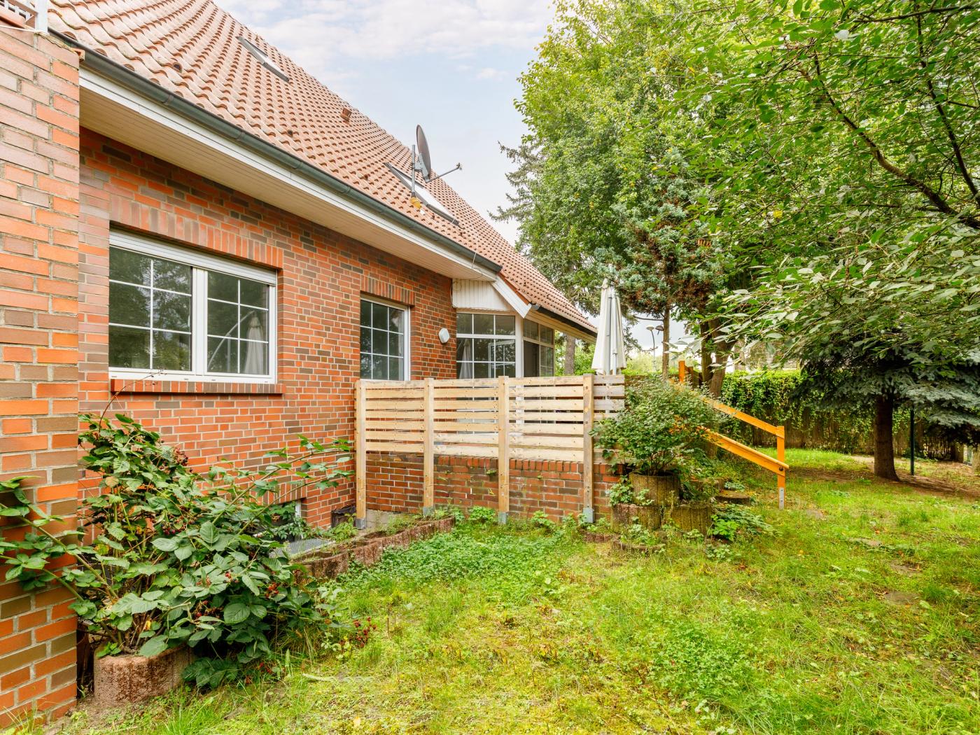 Großer Garten mit Zugang zur die Gartenterrasse Großer Garten mit Zugang zur die Gartenterrasse