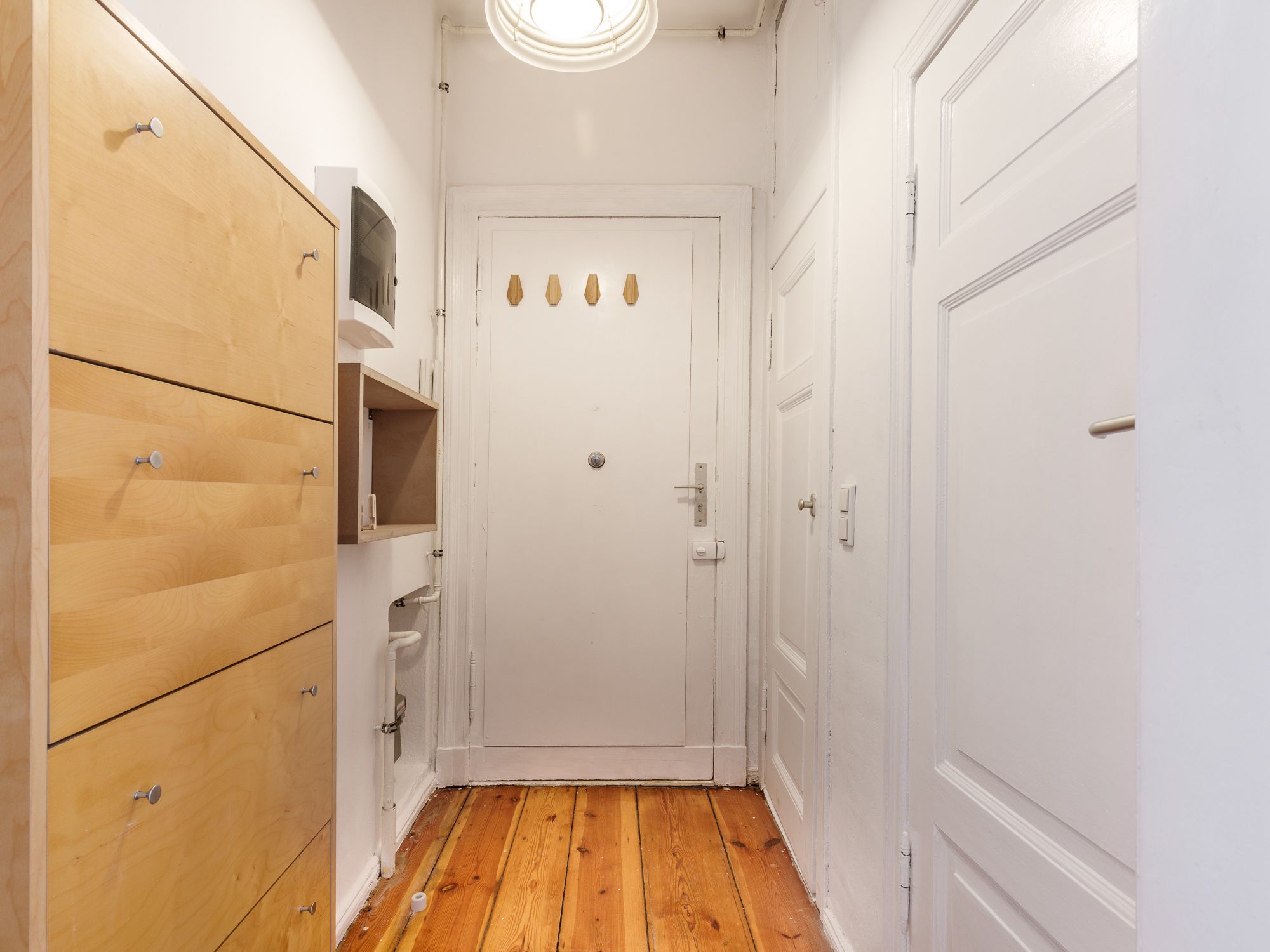 Flurbereich mit Einbauschrank und Garderobe 