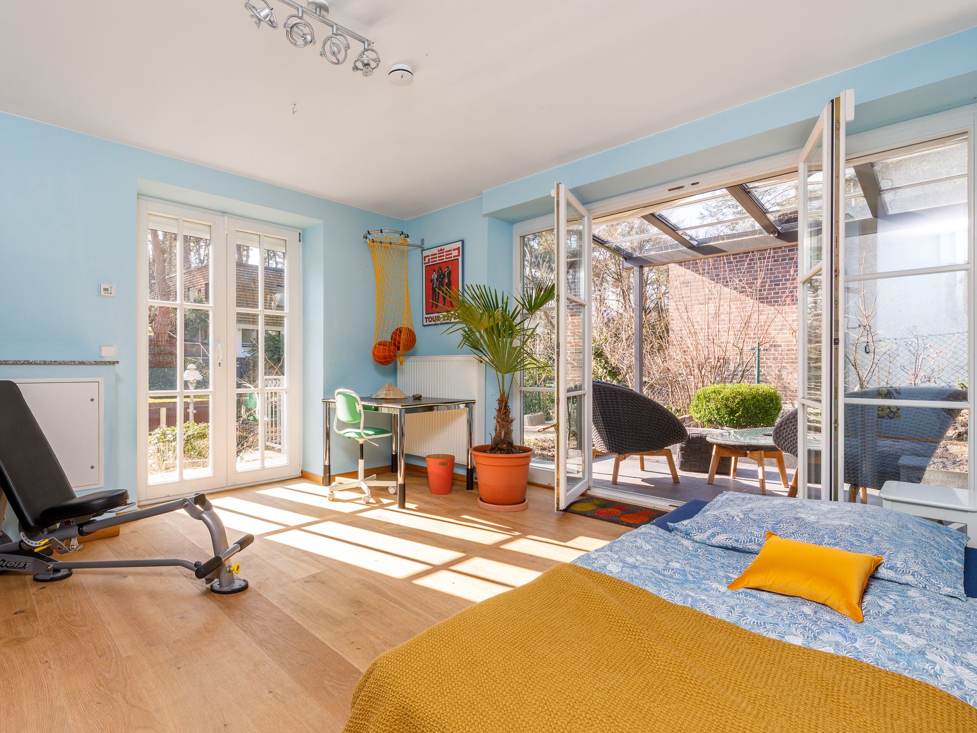  Lower ground floor with separate self-contained unit