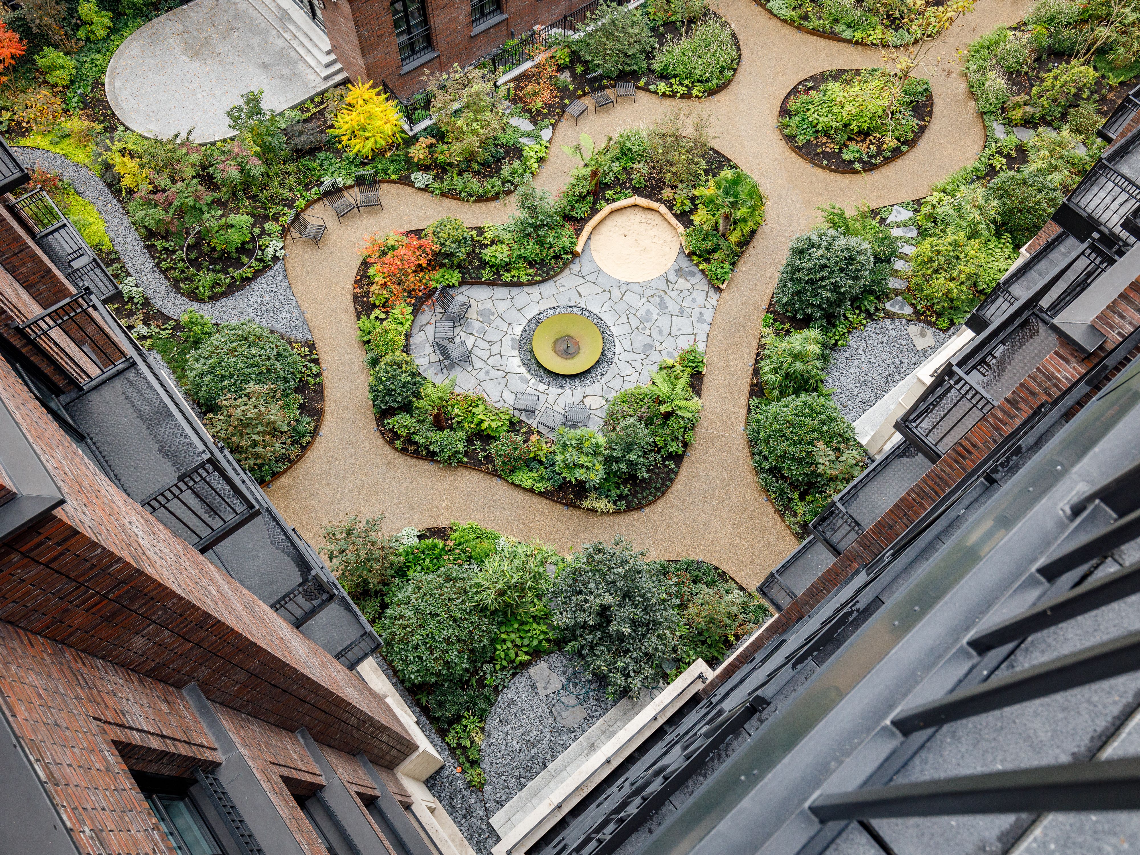 Blick auf den idyllischen Innenhof mit Wasserspiel