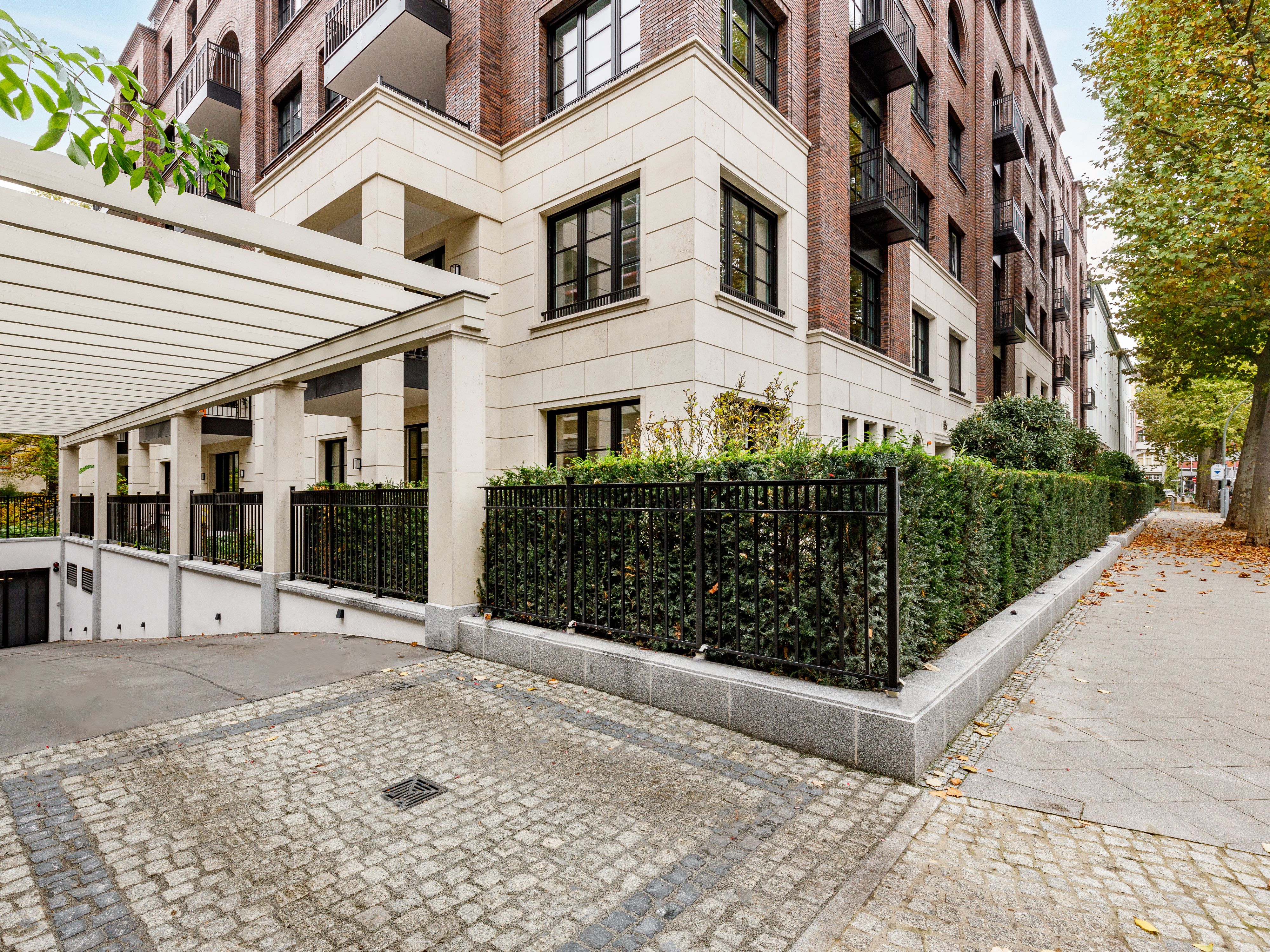 Außenansicht mit Zugang zur Tiefgarage