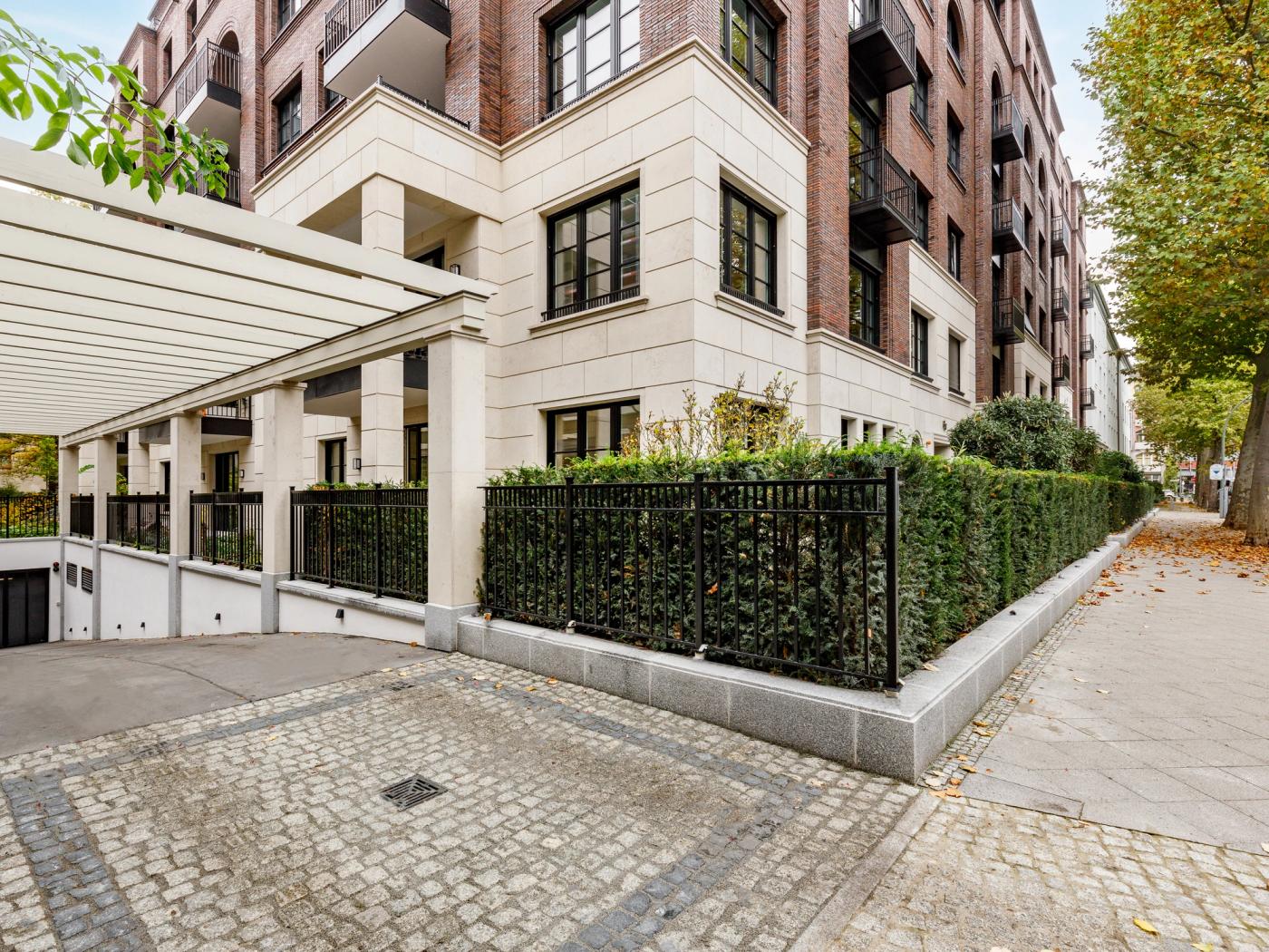 Außenansicht mit Zugang zur Tiefgarage Außenansicht mit Zugang zur Tiefgarage