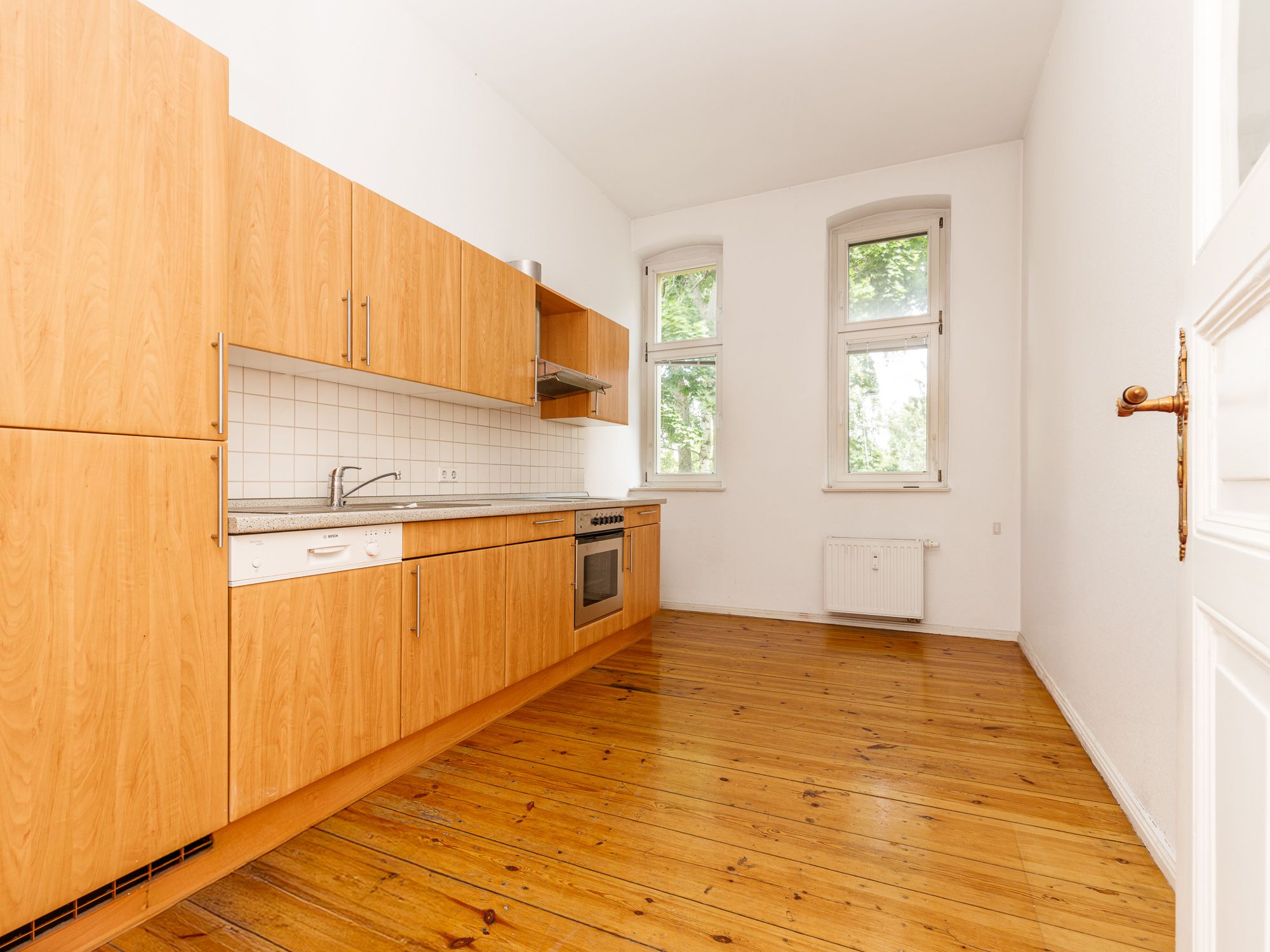 Funktionale Einbauküche mit Elektrogeräten