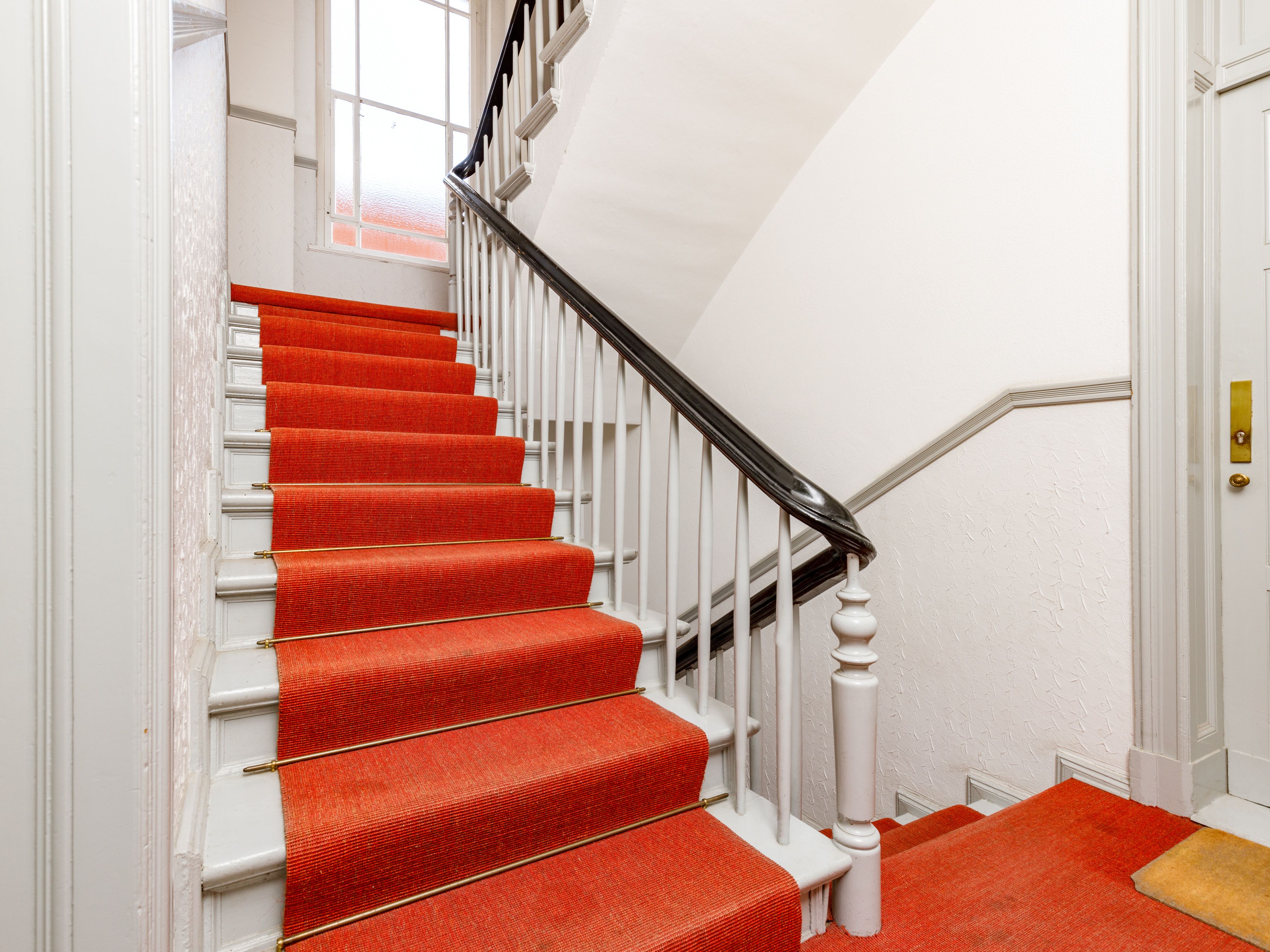 Gepflegtes Treppenhaus mit Sisal-Teppich 