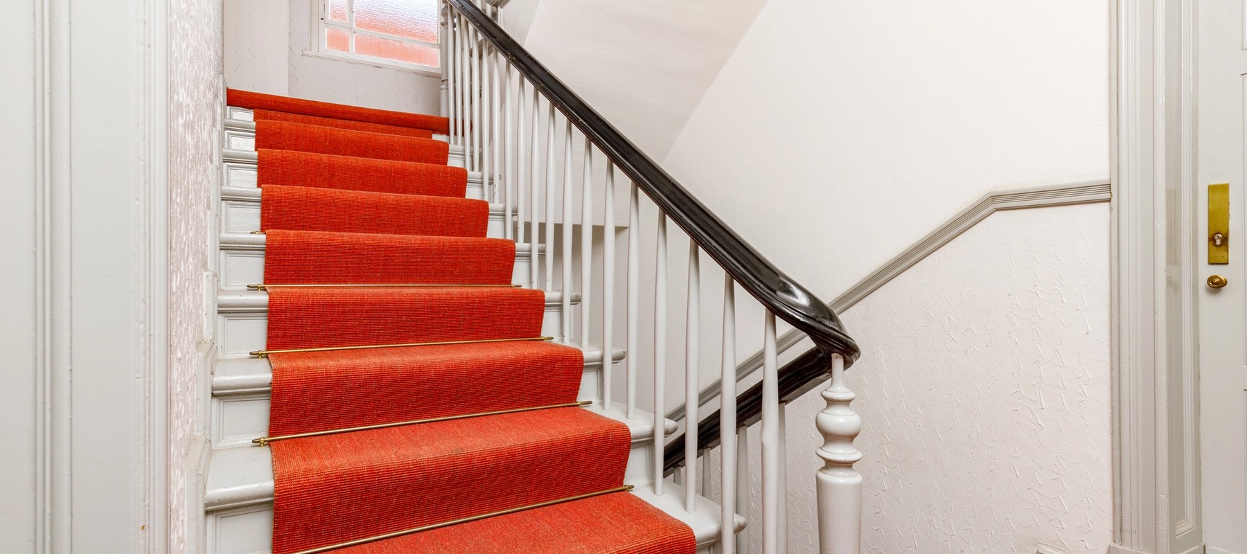 Gepflegtes Treppenhaus mit Sisal-Teppich Gepflegtes Treppenhaus mit Sisal-Teppich