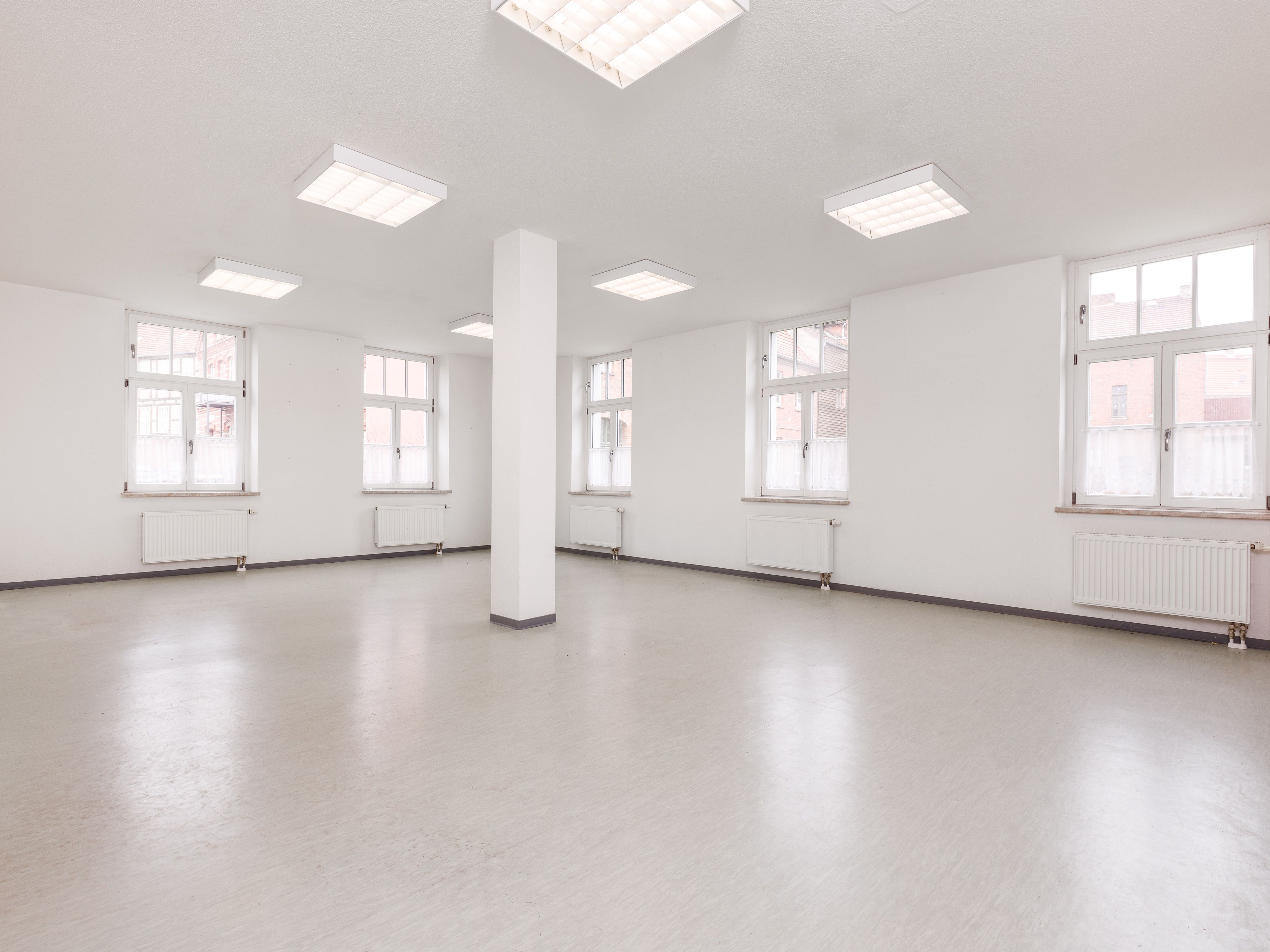 Lichtdurchfluteter Hobbyraum mit Viel Platz