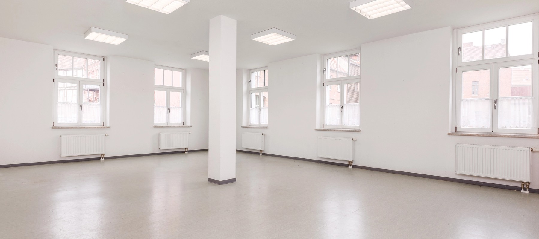 Lichtdurchfluteter Hobbyraum mit Viel Platz Lichtdurchfluteter Hobbyraum mit Viel Platz