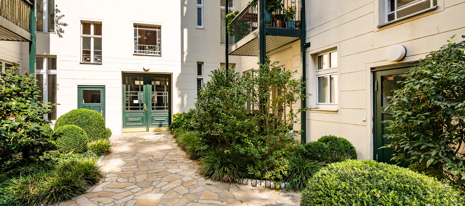 Gepflegte Altbauwohnung mit Balkon zwischen Deutsche Oper und Schloss Charlottenburg