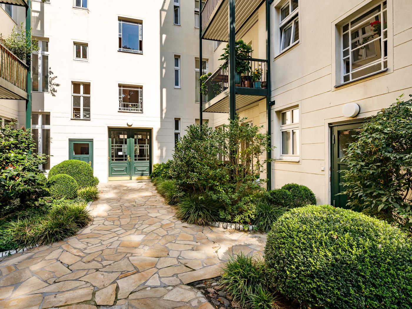 Gepflegte Altbauwohnung mit Balkon zwischen Deutsche Oper und Schloss Charlottenburg