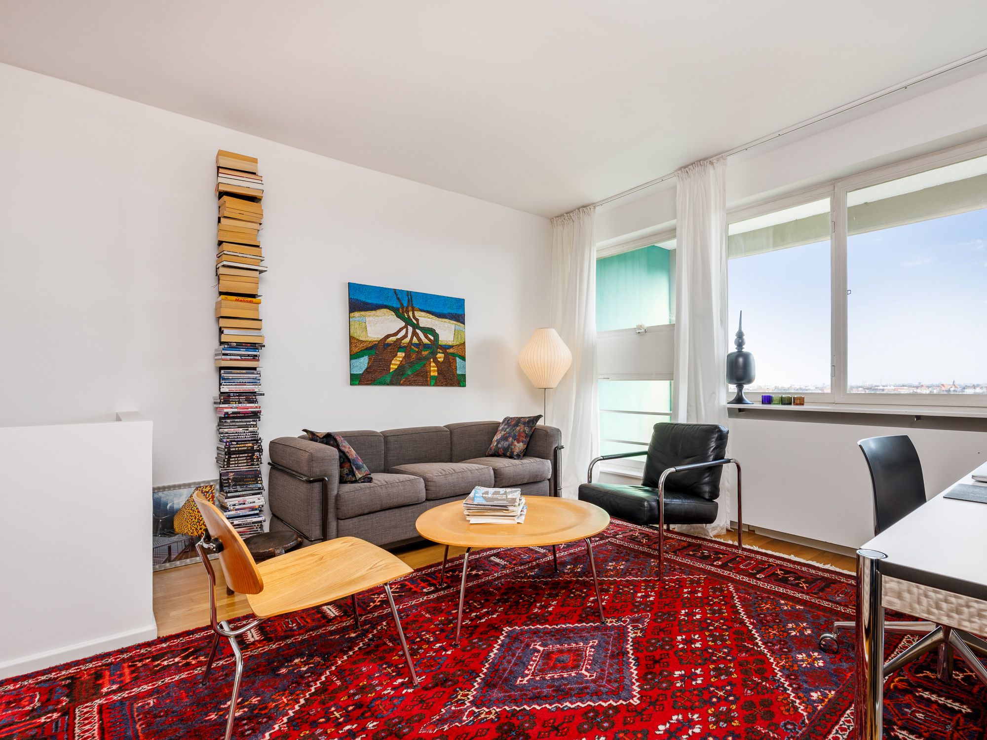 Gemütliches Wohnzimmer mit sonnigem Balkon 