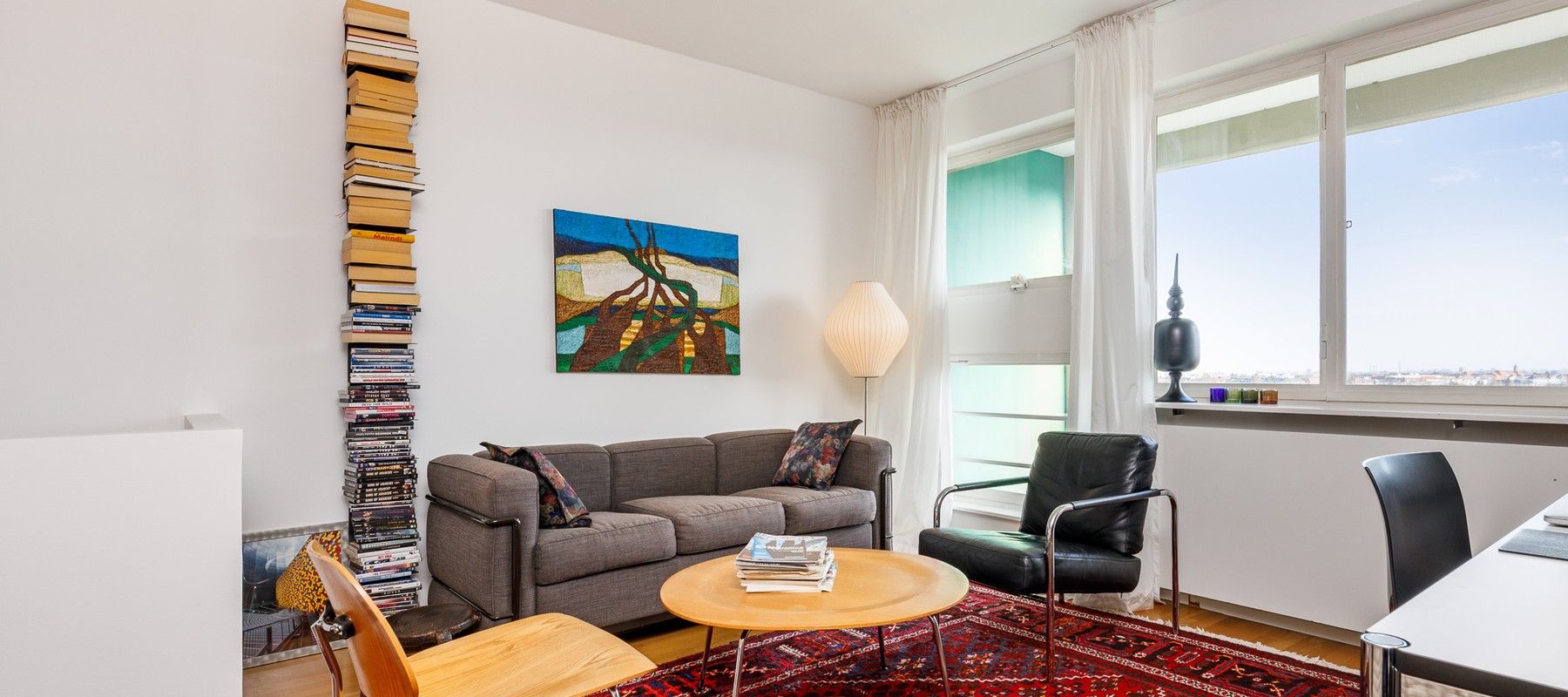 Gemütliches Wohnzimmer mit sonnigem Balkon Gemütliches Wohnzimmer mit sonnigem Balkon