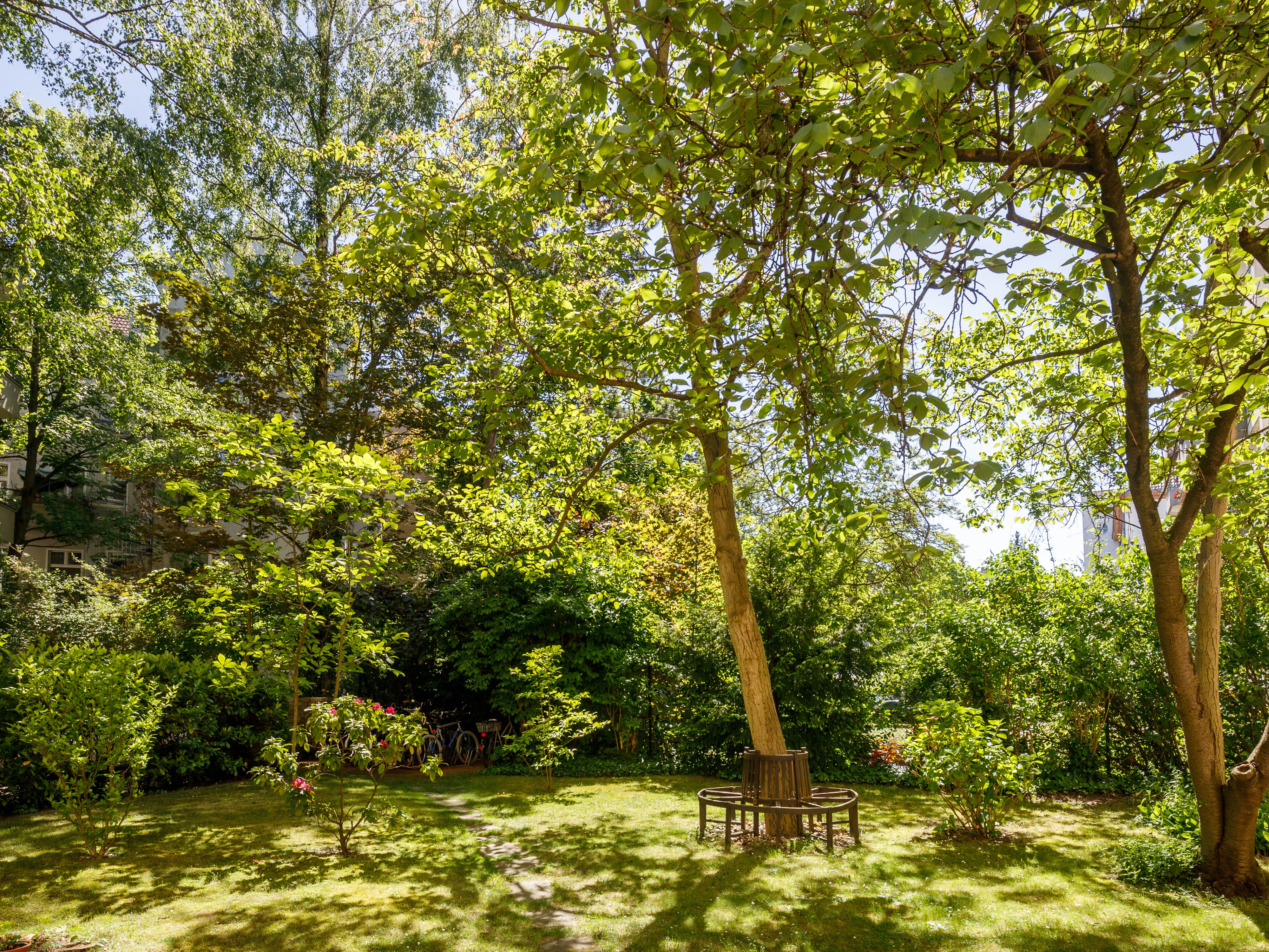 Begrünter Innenhof mit Sitzmöglichkeiten