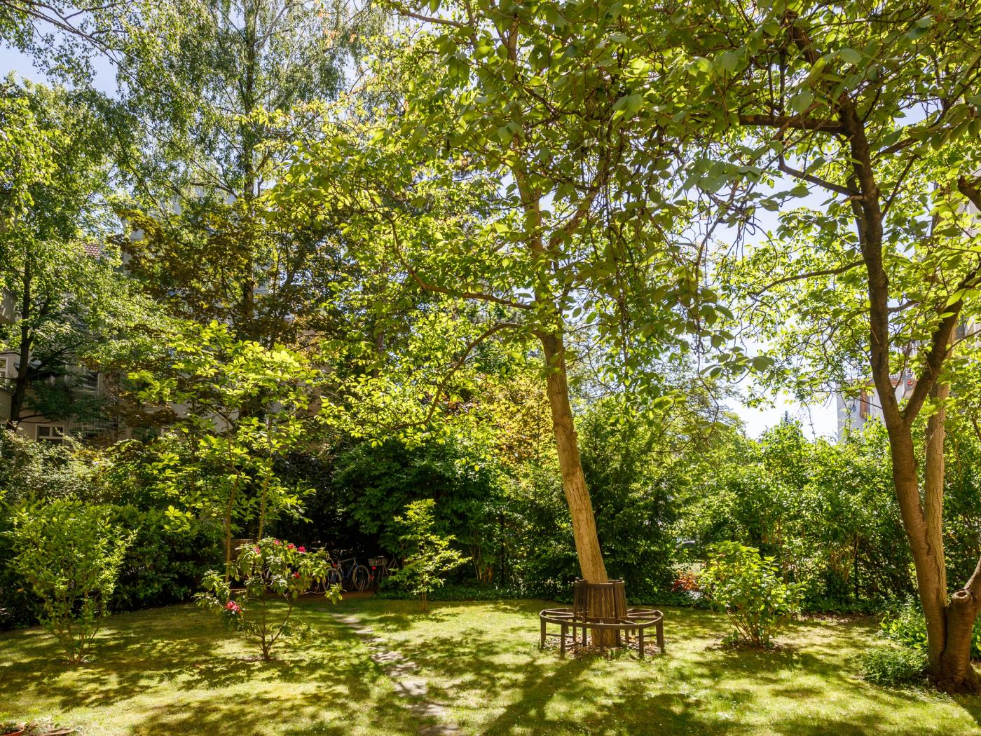 Begrünter Innenhof mit Sitzmöglichkeiten Begrünter Innenhof mit Sitzmöglichkeiten