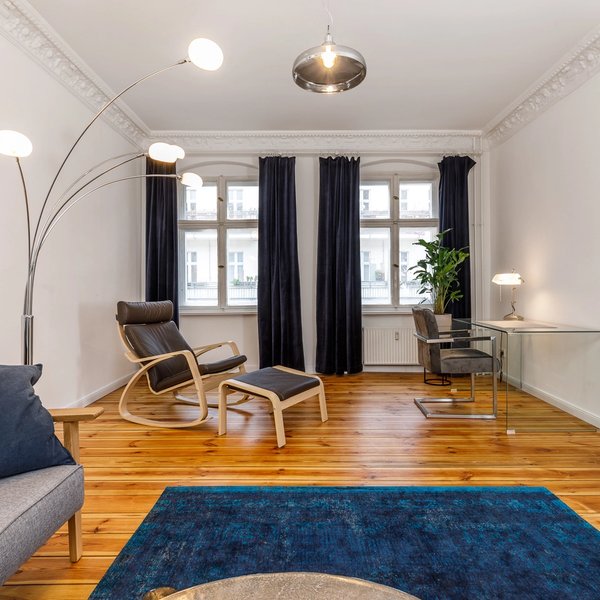 Wohnzimmer Sofa Sessel Schreibtisch Fenster