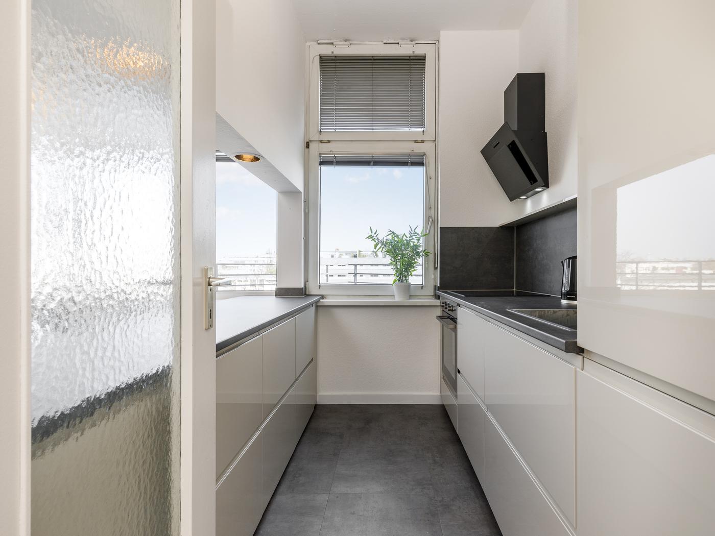 Moderne Einbauküche mit Elektrogeräten und Theke Moderne Einbauküche mit Elektrogeräten und Theke