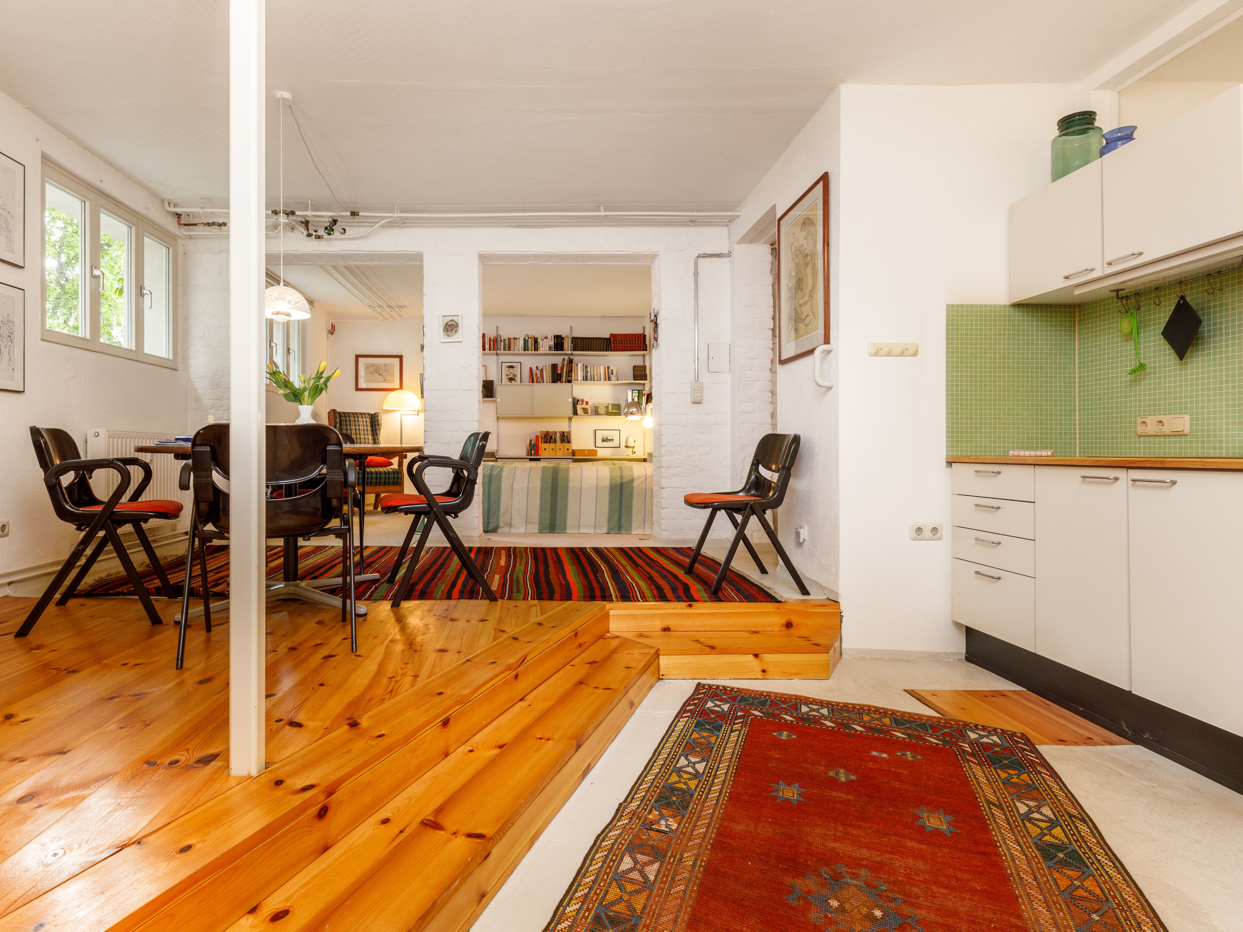 Gemütlicher Essbereich mit Küchenzeile 