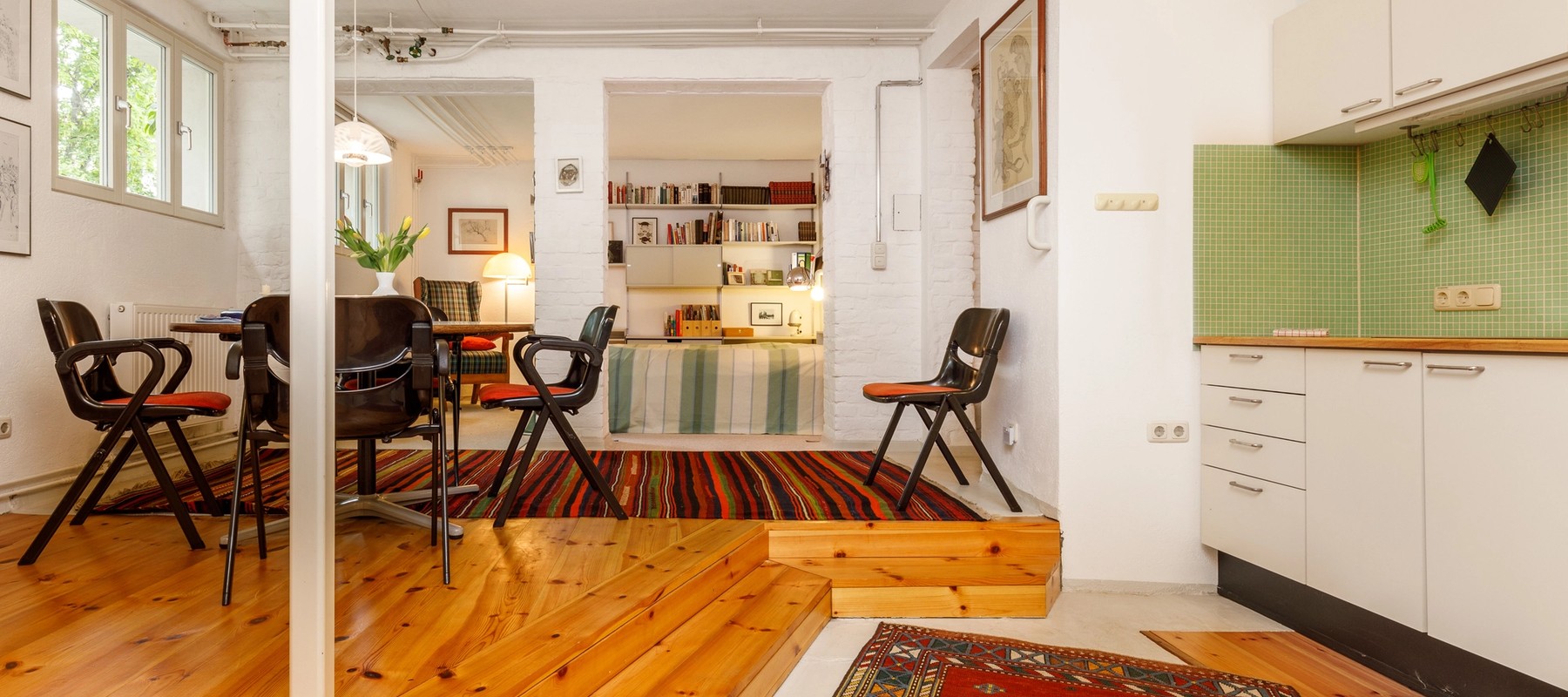 Gemütlicher Essbereich mit Küchenzeile Gemütlicher Essbereich mit Küchenzeile