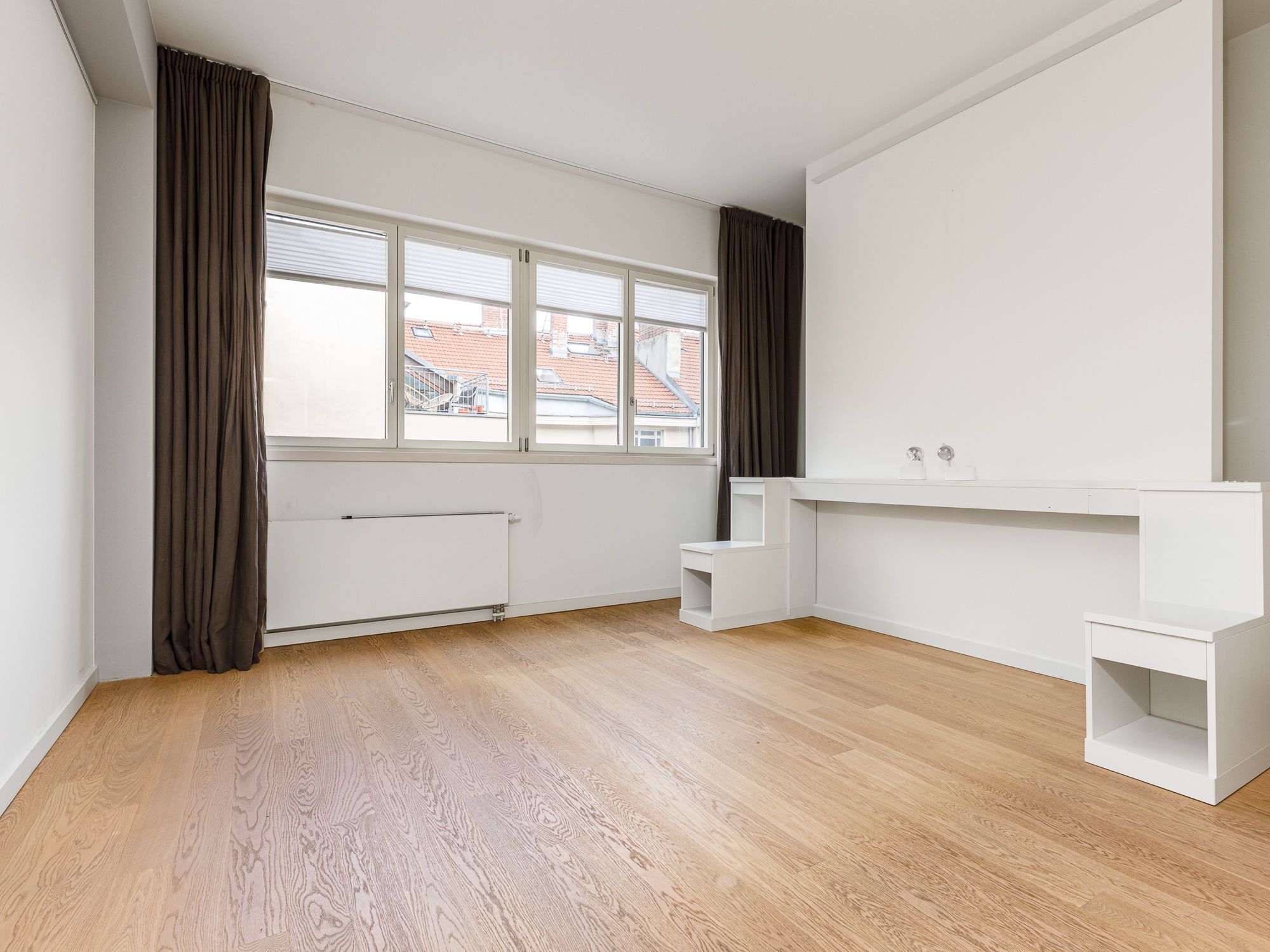 Schlafzimmer mit Medienwand 