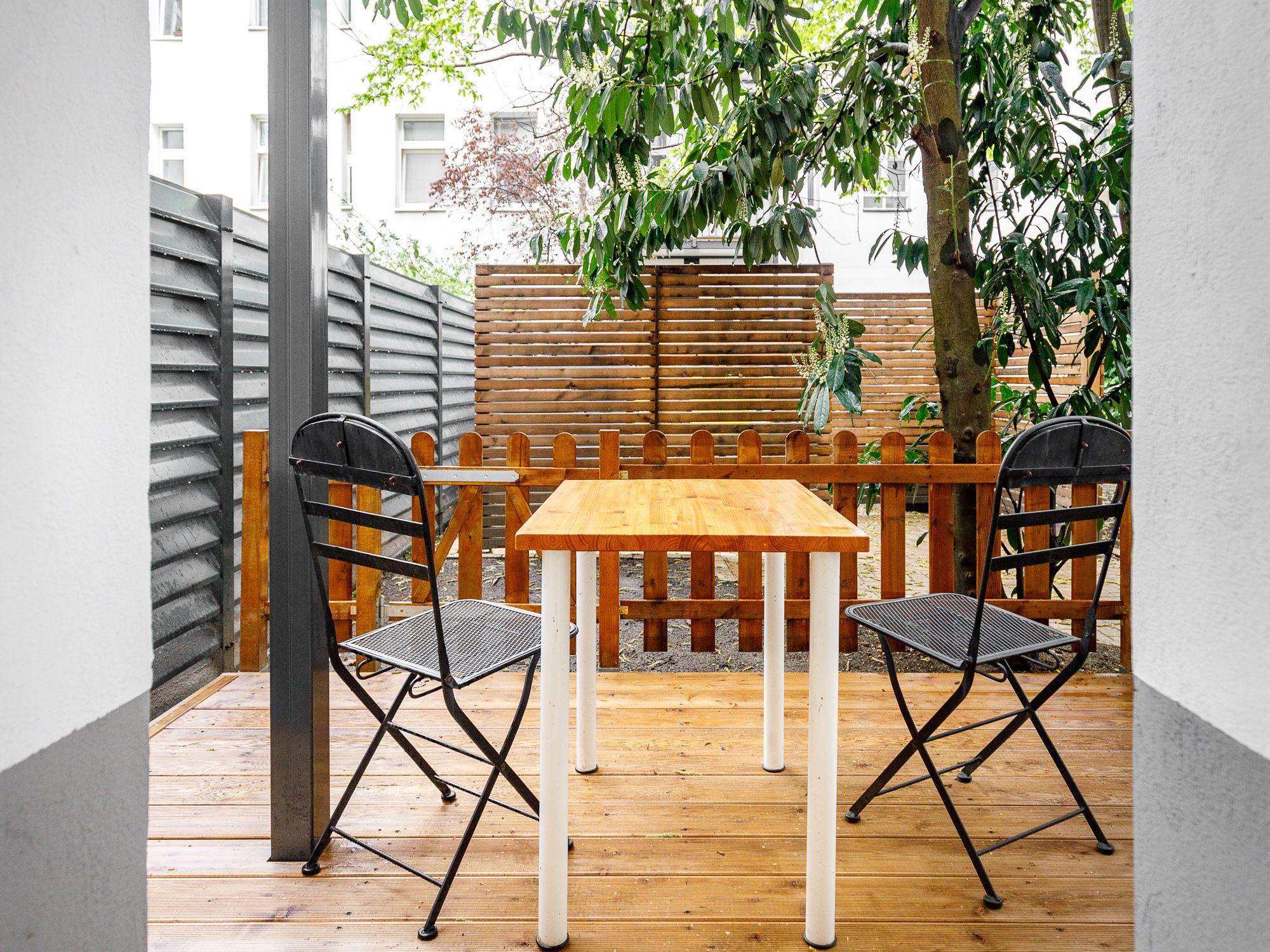 Kleine Privatterrasse im Innenhof 