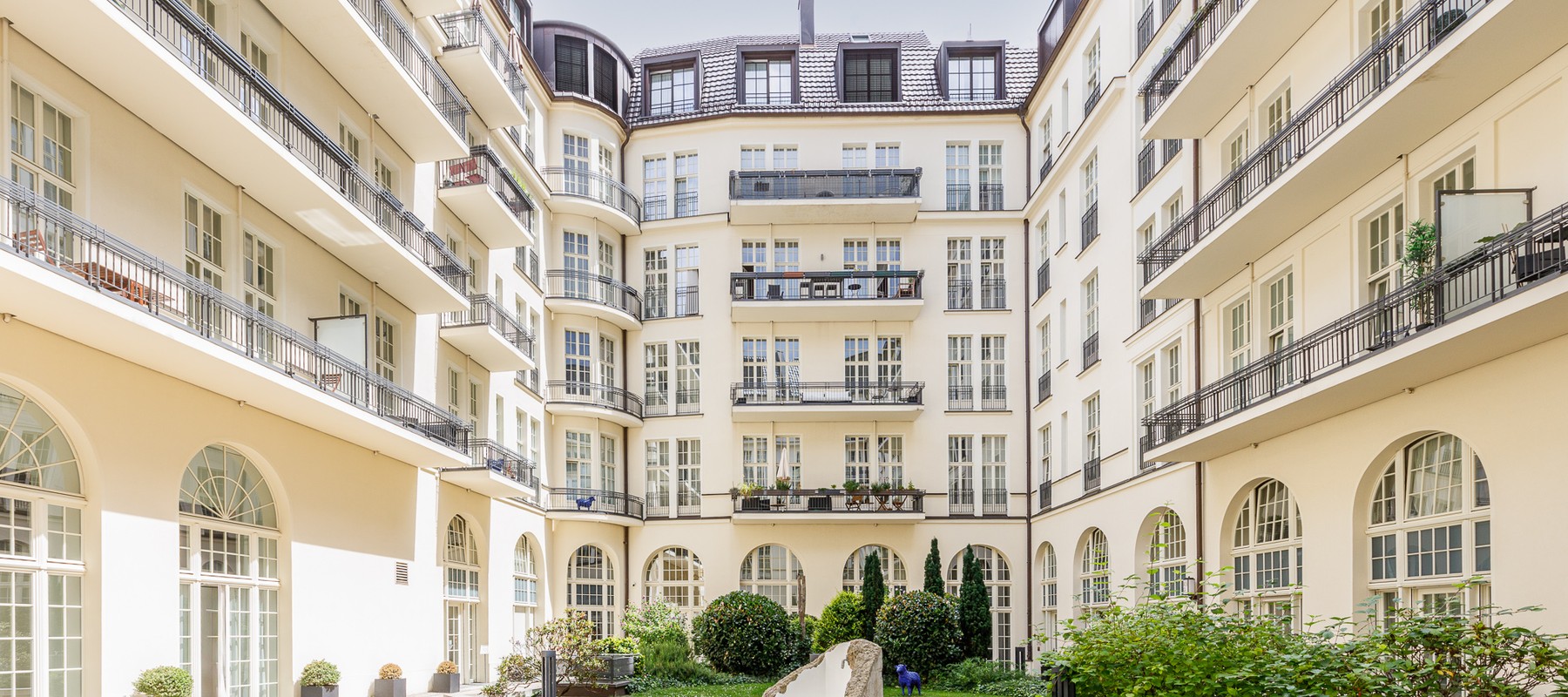 Ruhiger Innenhof mit repräsentativem Setting Ruhiger Innenhof mit repräsentativem Setting