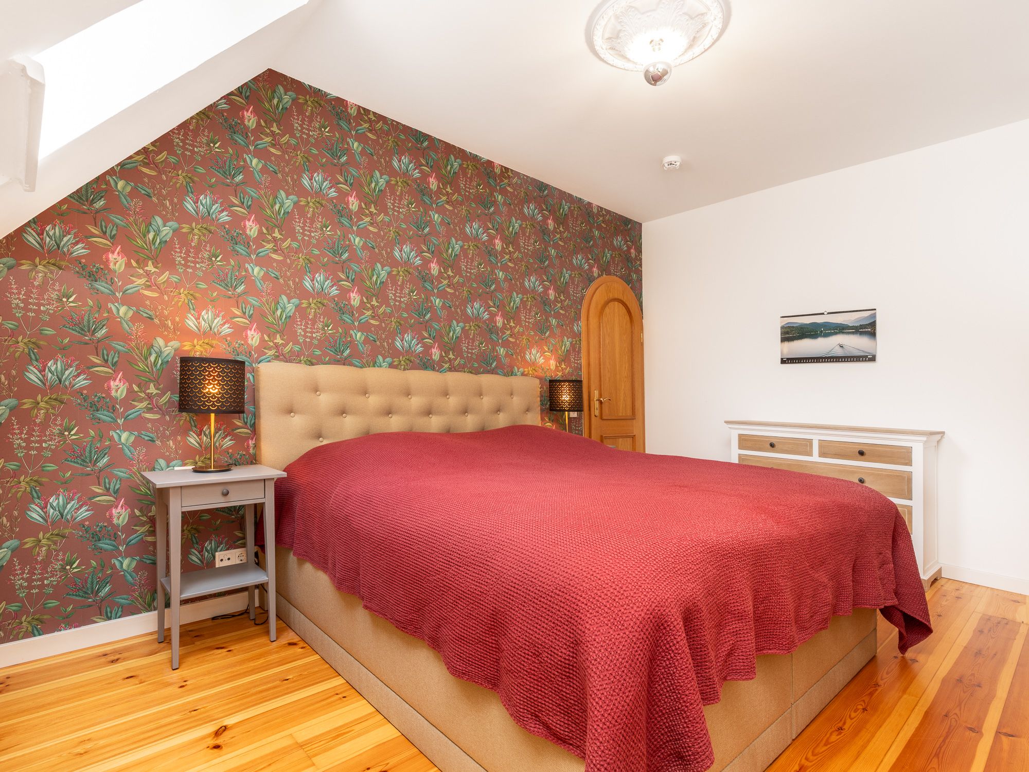 Großes Schlafzimmer mit Dielenfußboden 