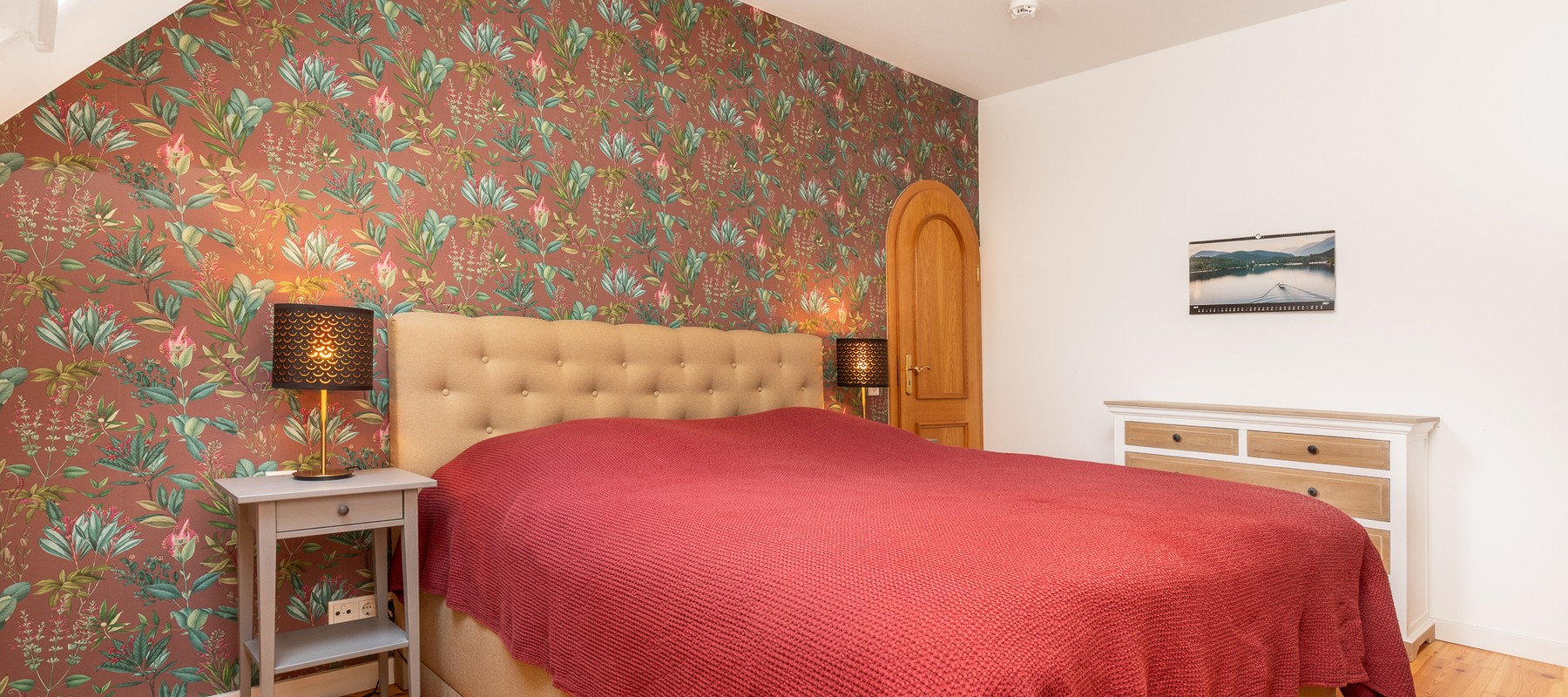 Großes Schlafzimmer mit Dielenfußboden Großes Schlafzimmer mit Dielenfußboden