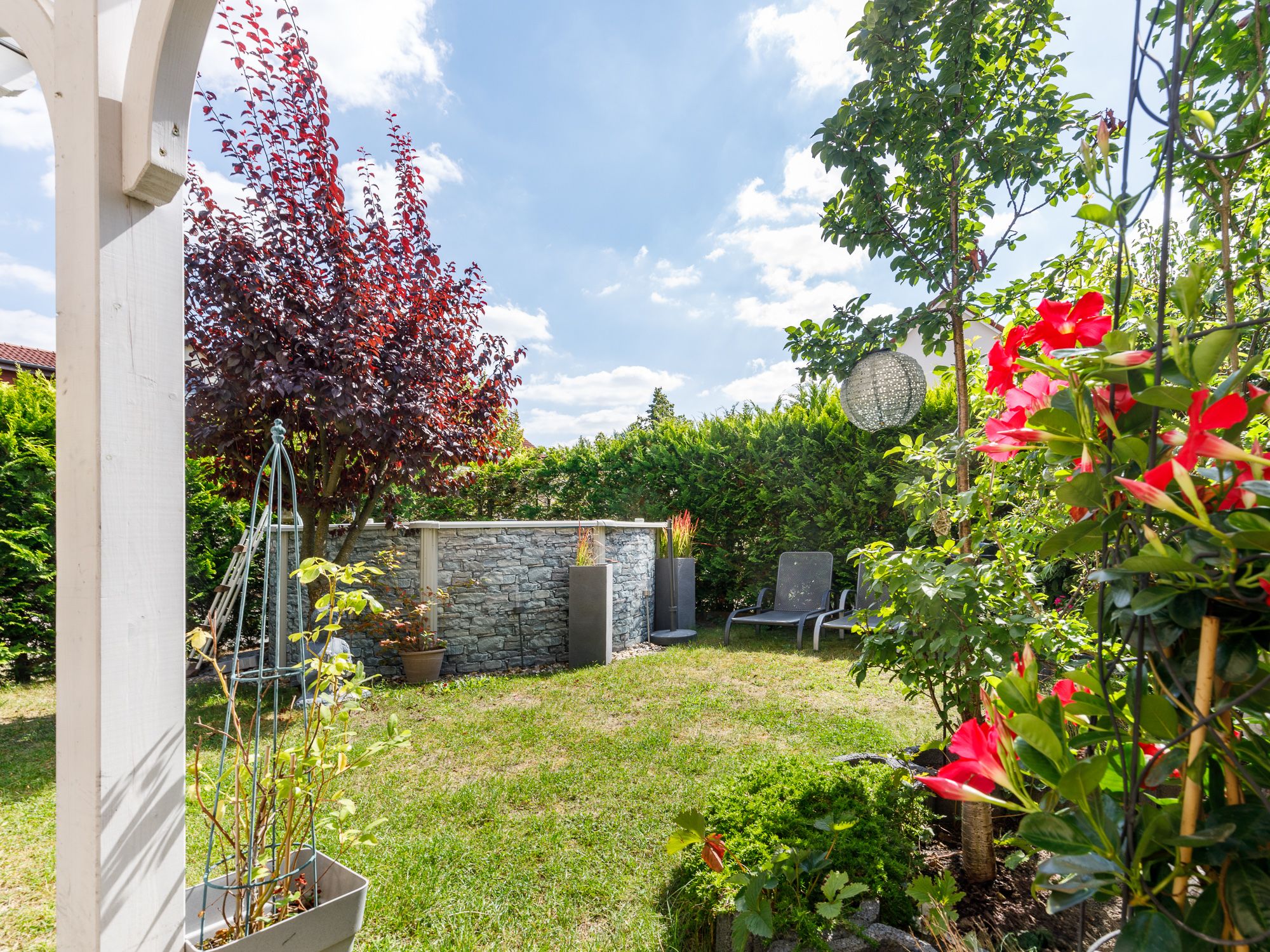 Gepflegter Garten mit Swimmingpool