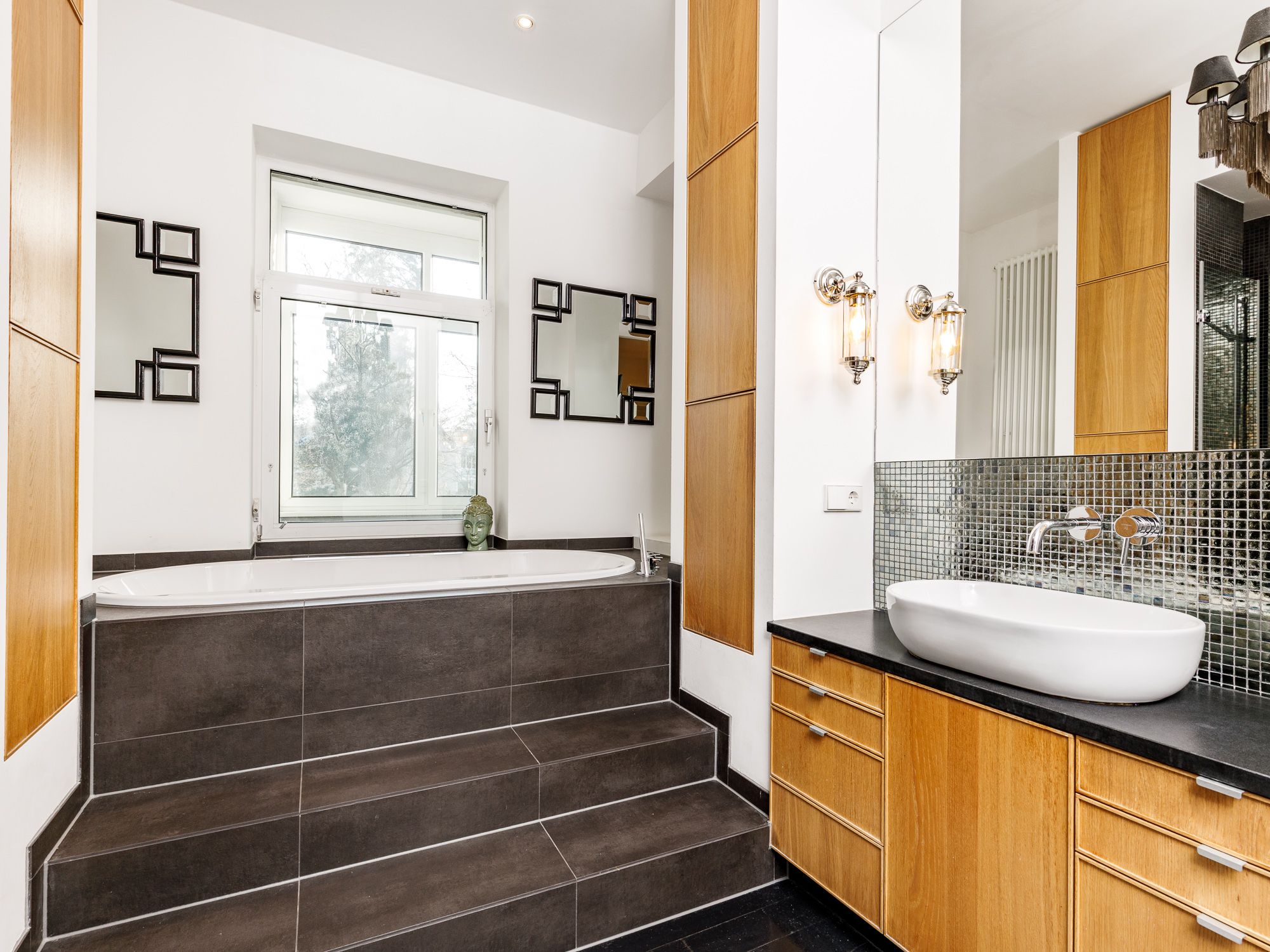 Tagesbelichtetes Wannenbad mit Whirlpool-Funktion 