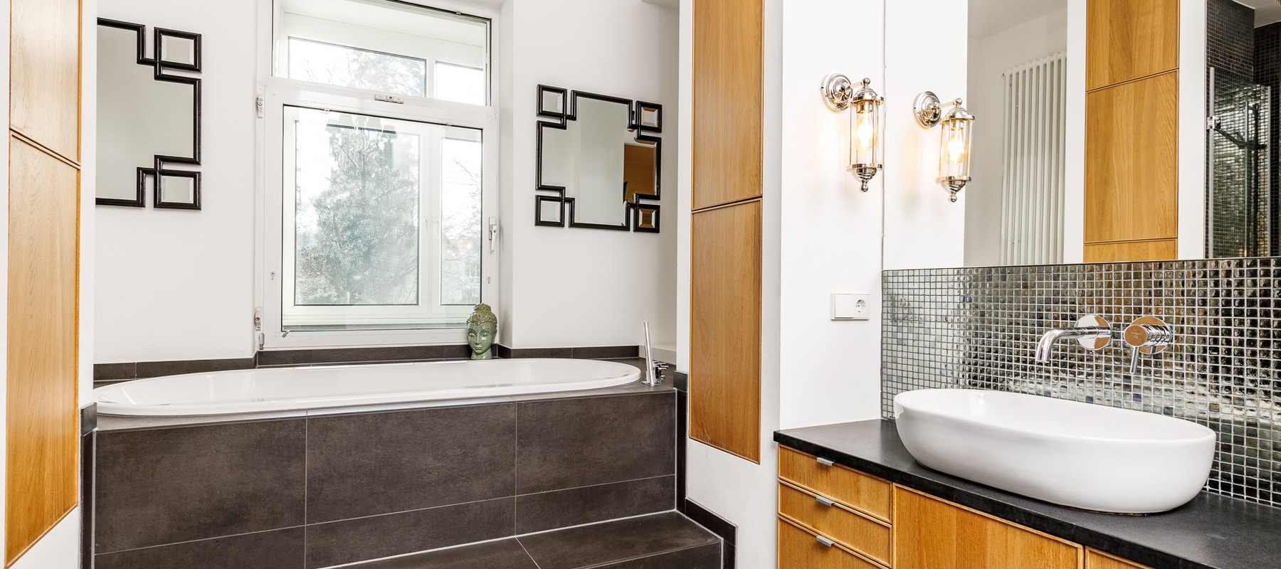 Tagesbelichtetes Wannenbad mit Whirlpool-Funktion Tagesbelichtetes Wannenbad mit Whirlpool-Funktion