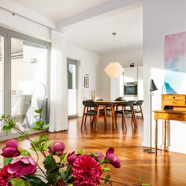 Wohn Essbereich Parkettboden Balkonzugang