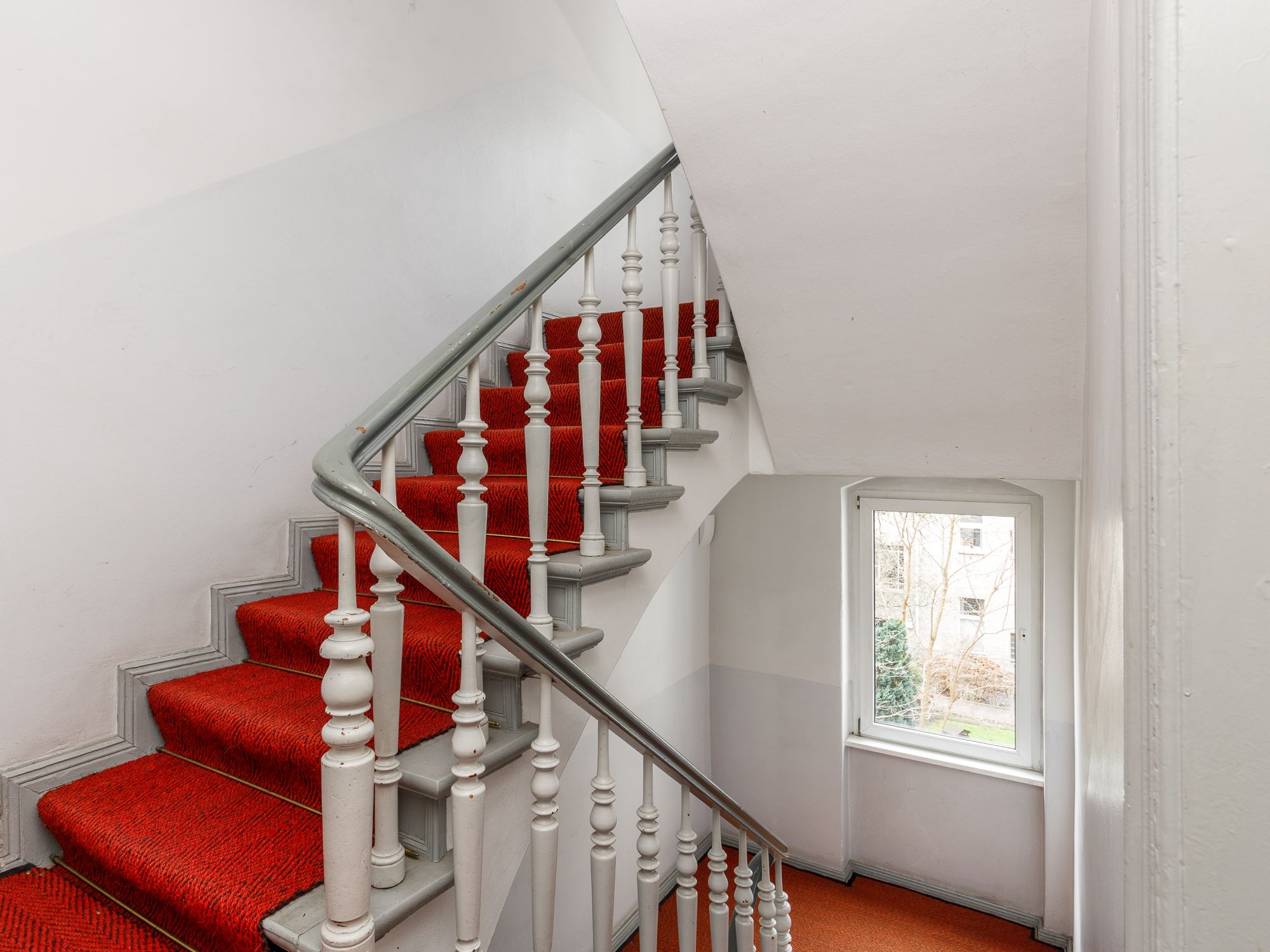 Farbenfrohes Treppenhaus mit Sisal-Teppich 