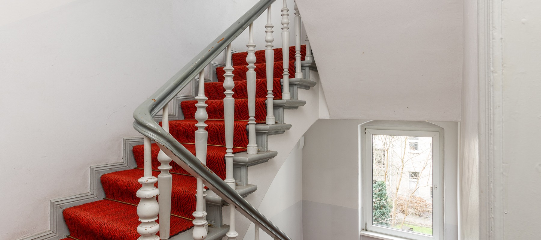 Farbenfrohes Treppenhaus mit Sisal-Teppich Farbenfrohes Treppenhaus mit Sisal-Teppich
