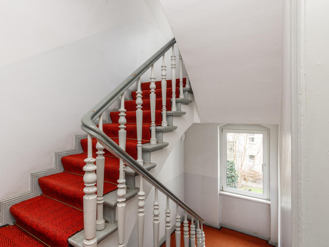 Farbenfrohes Treppenhaus mit Sisal-Teppich Farbenfrohes Treppenhaus mit Sisal-Teppich