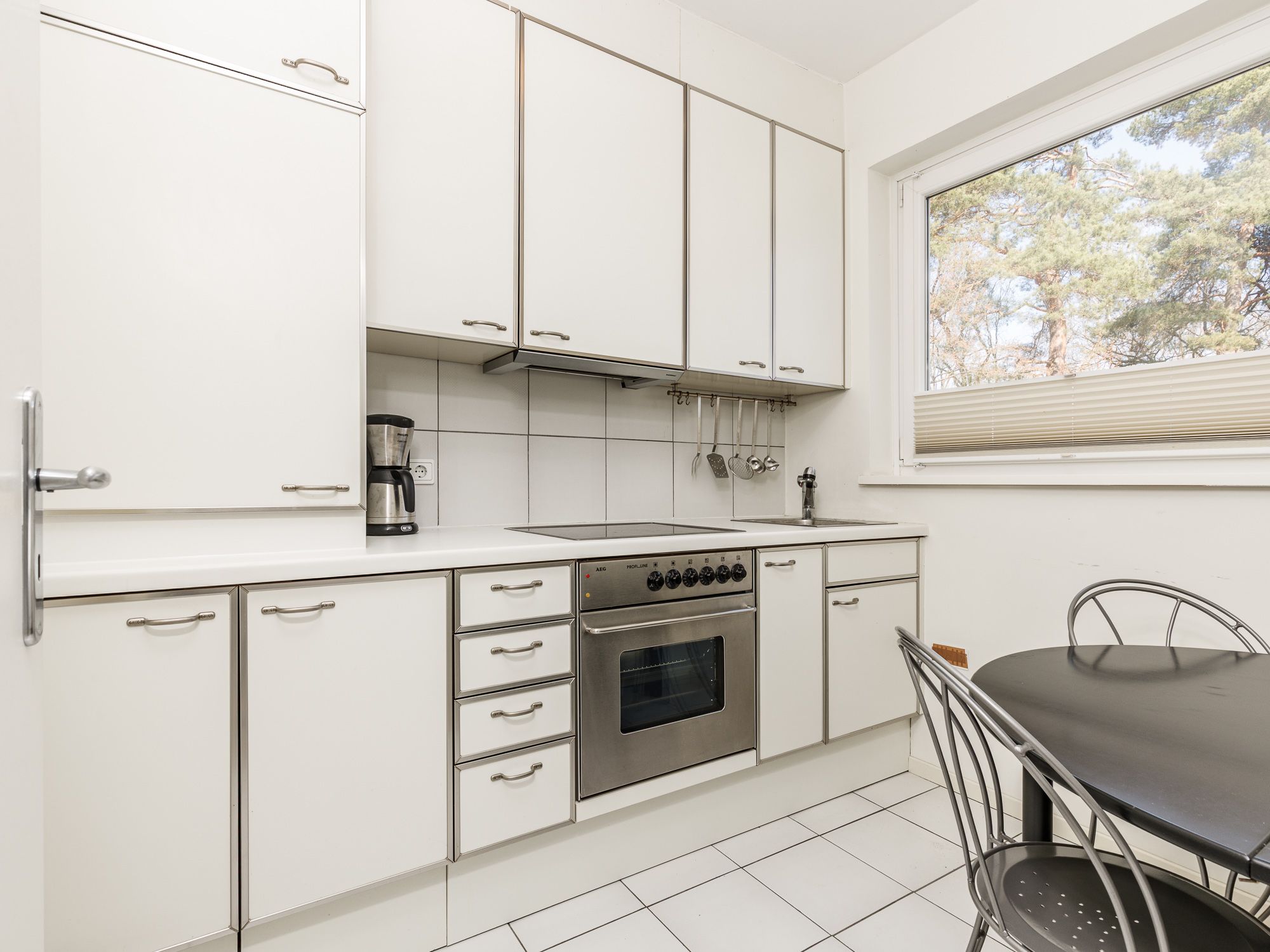 Separater Küchenbereich mit Vollausstattung  