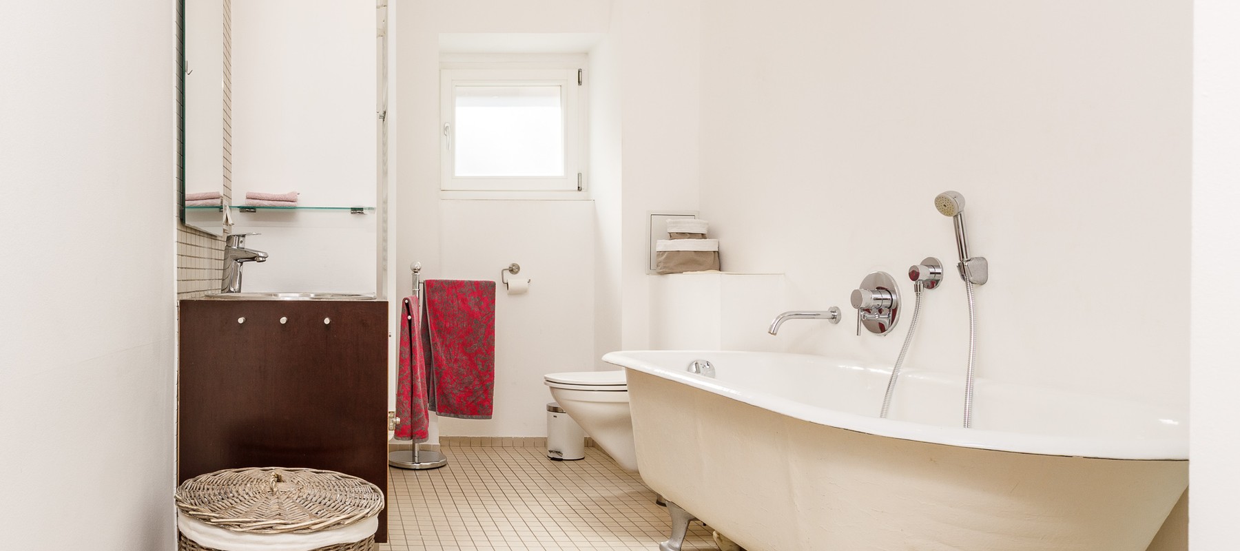 Daylit bathroom with bathtub Daylit bathroom with bathtub