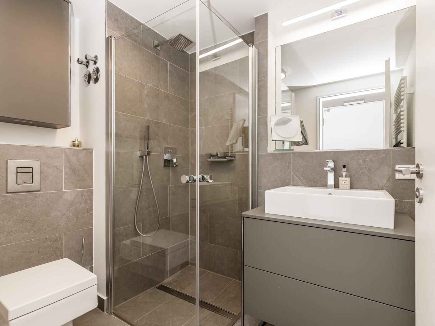 Hochwertiges Duschbad mit walk-in Rainshower Hochwertiges Duschbad mit walk-in Rainshower