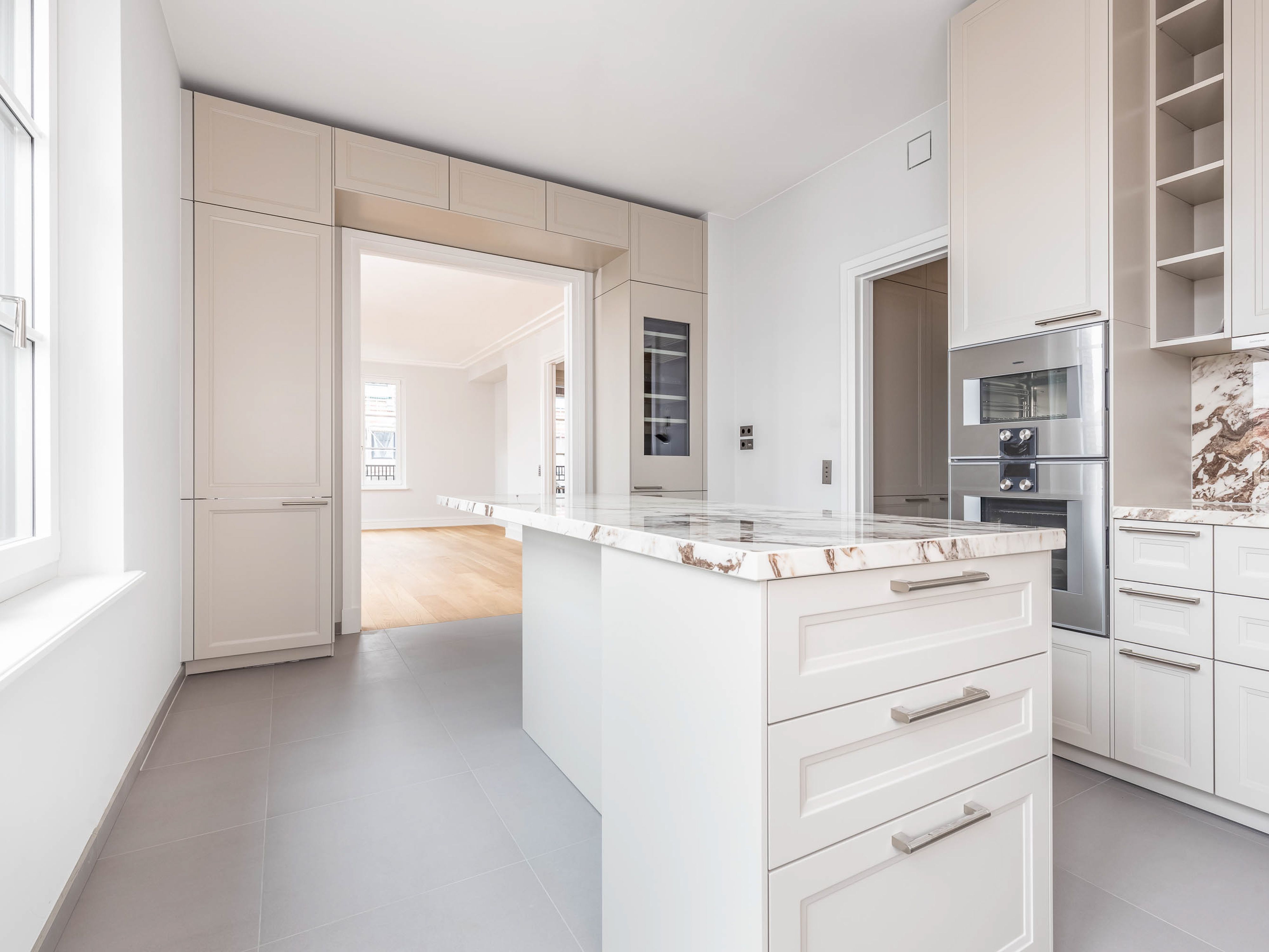 Offener Küchenbereich mit Zugang zum Wohnbereich und Hauswirtschaftsraum