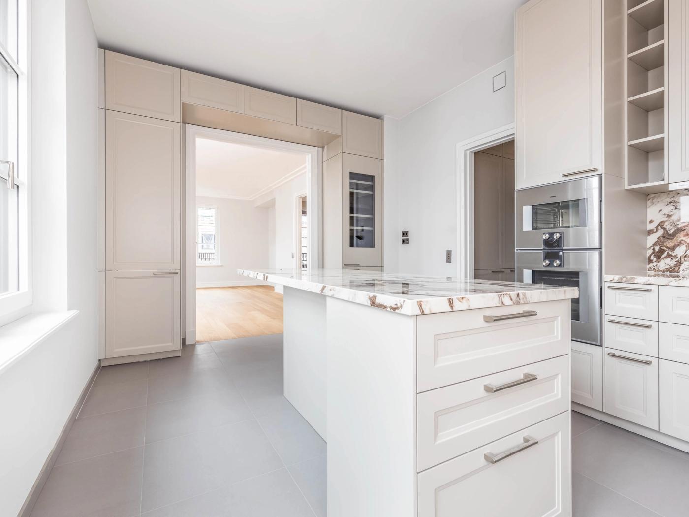 Offener Küchenbereich mit Zugang zum Wohnbereich und Hauswirtschaftsraum Offener Küchenbereich mit Zugang zum Wohnbereich und Hauswirtschaftsraum