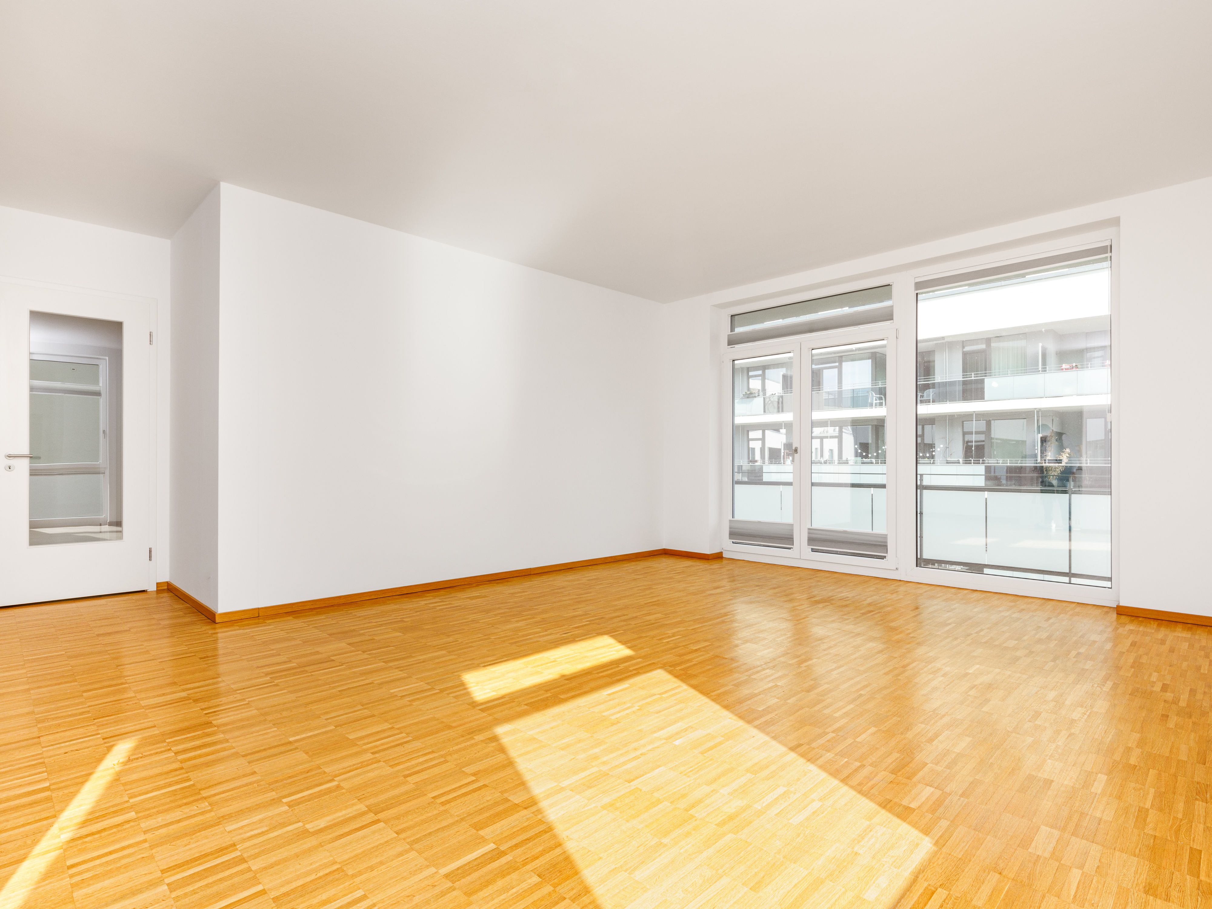 Offener Wohn-Essbereich mit Balkon