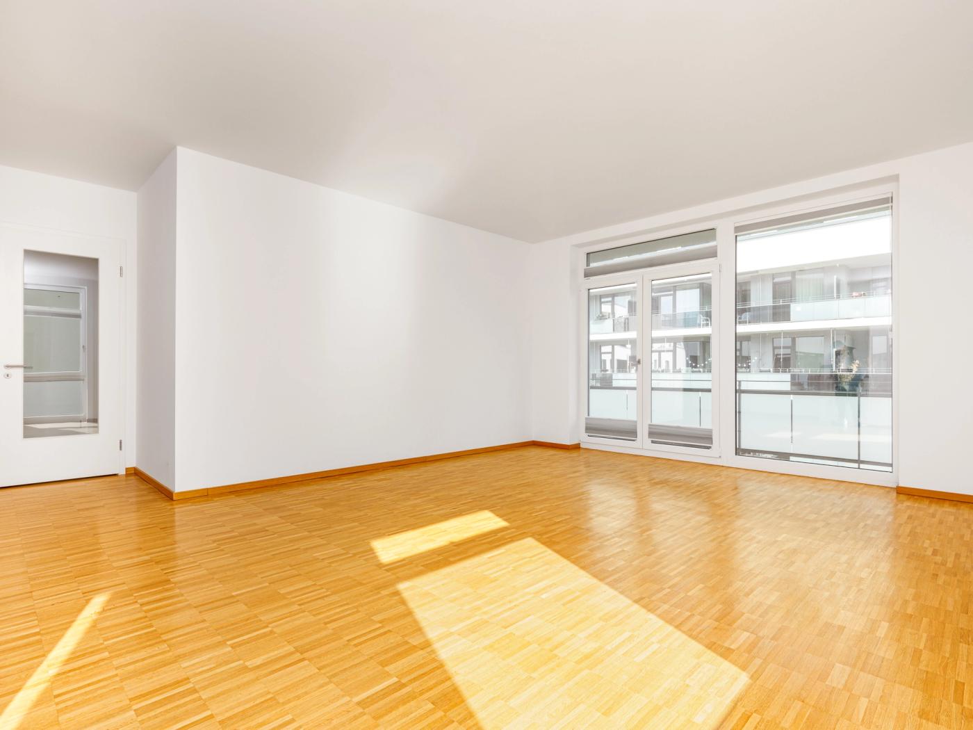 Offener Wohn-Essbereich mit Balkon Offener Wohn-Essbereich mit Balkon